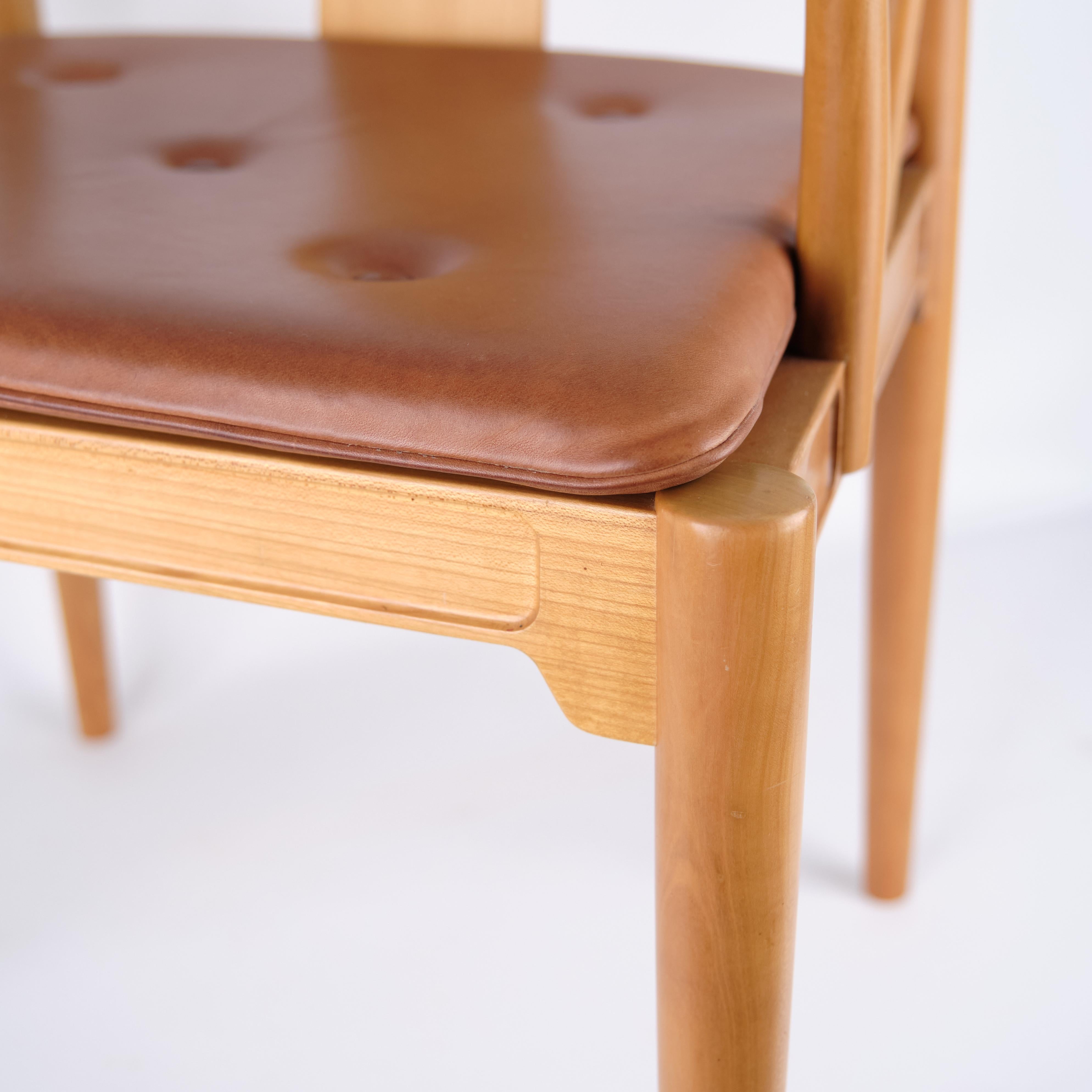 China Chair FH4283 von Hans J. Wegner für Fritz Hansen. Kirschbaumholz mit cognacfarbenem Ledersitz. Dänische Design-Ikone. MEHR AUF LAGER.

- Designer: Hans J. Wegner
- Hersteller: Fritz Hansen
- Modell: FH4283 (China-Stuhl)
- MATERIALIEN: