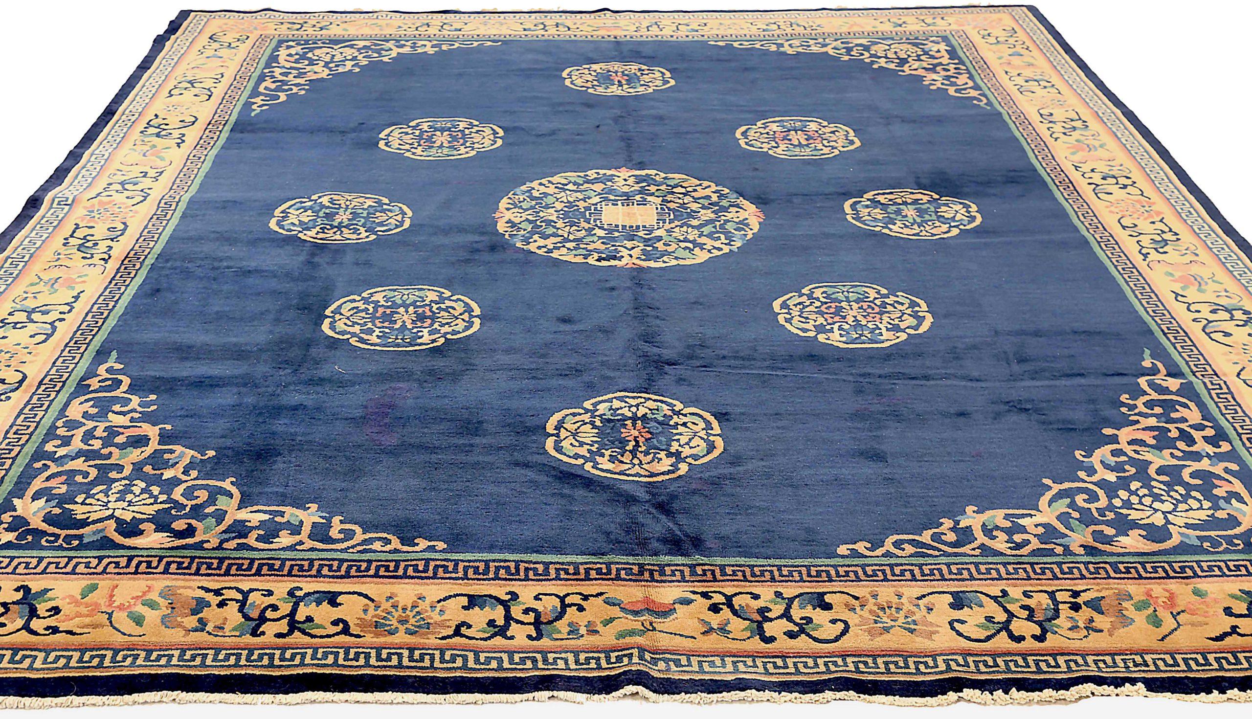 Découvrez l'élégance de l'Eleg en Chine avec les tapis de ville de Circa 1940. Conçu avec de la laine et du BlueIvoryPink, ce design exclusif est parfait pour mettre en valeur votre espace.