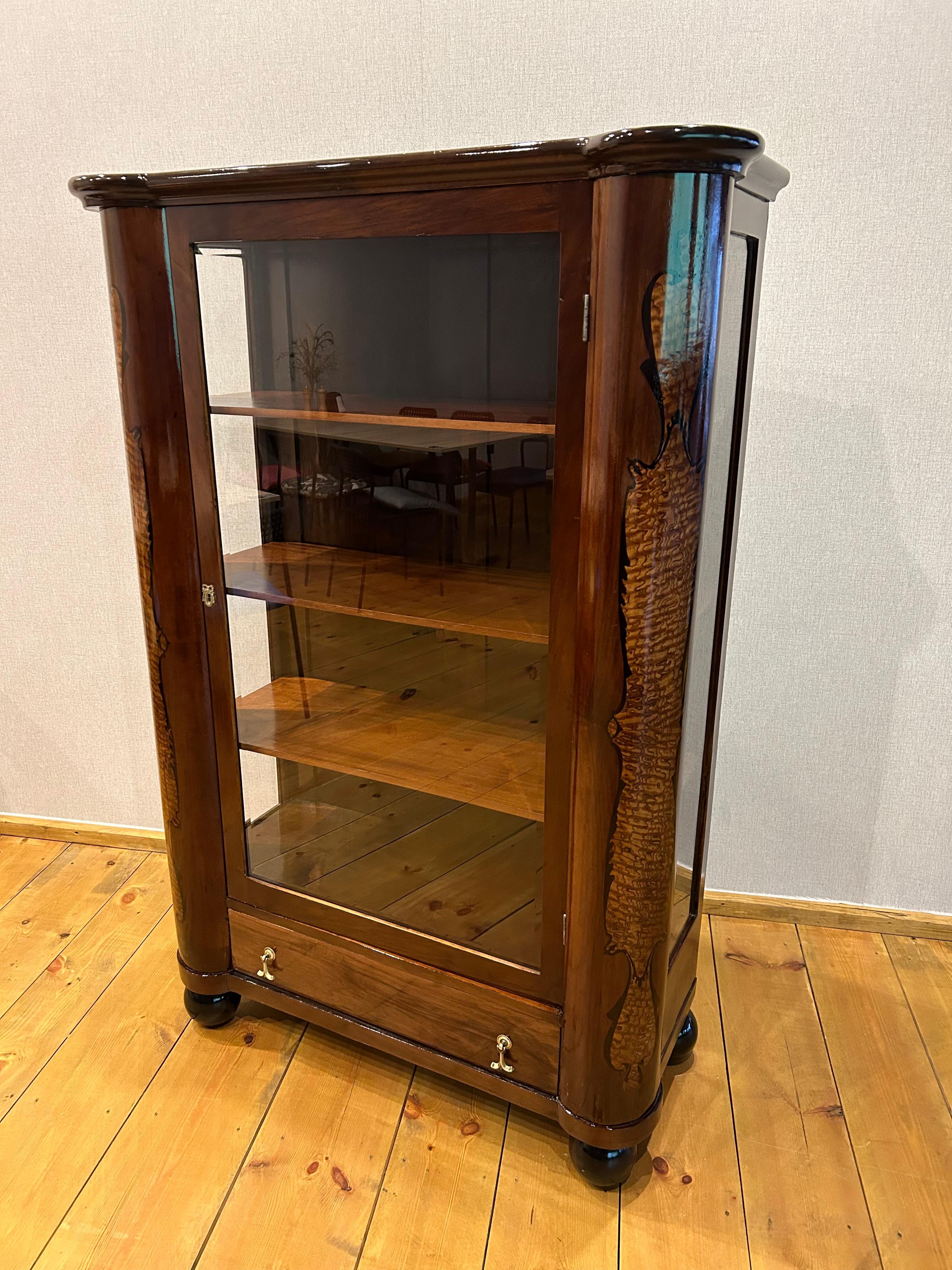 

È stato pulito fino all'impiallacciatura nuda, disinfettato e rifinito a mano con una lucidatura a gommalacca ad alta brillantezza.

Ogni mobile che esce dal nostro laboratorio, dall'inizio alla fine, viene sottoposto a un restauro manuale, in