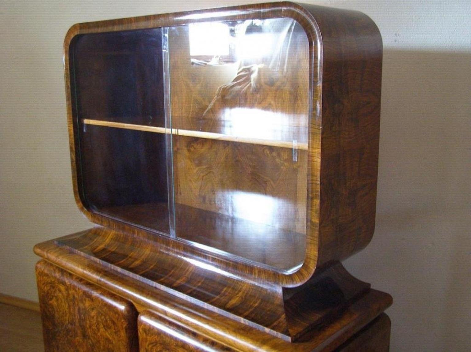 Wir präsentieren Ihnen eine einzigartige Designer-Vitrine im Art déco-Stil aus dem Jahr 1920, entworfen und hergestellt von dem berühmten Designer und Kunsthandwerker Jindrich Halabala (ein tschechischer Designer, der zu den bedeutendsten Schöpfern