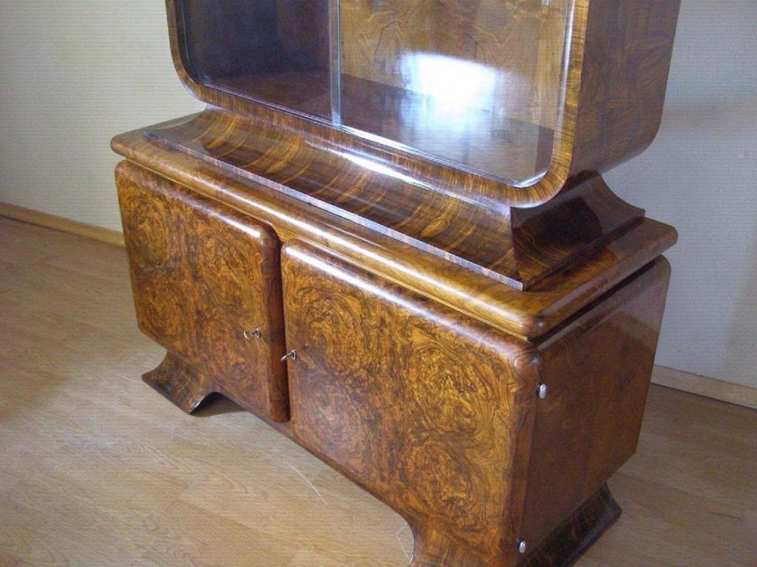 Chinesischer Schrank Art Deco J. Halabala  ab 1920 (Tschechisch) im Angebot
