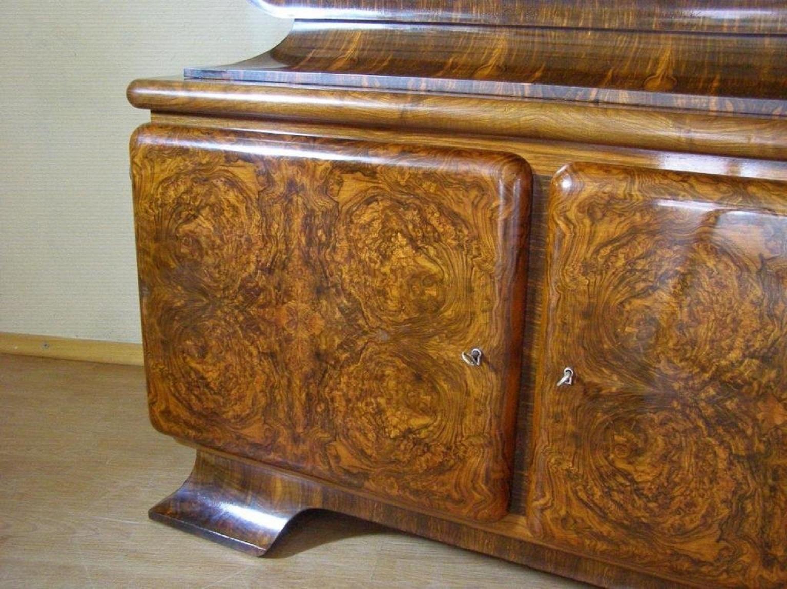 Chinesischer Schrank Art Deco J. Halabala  ab 1920 (Frühes 20. Jahrhundert) im Angebot