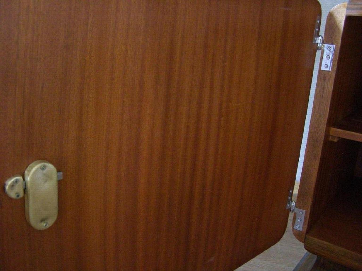 Chinesischer Schrank Art Deco J. Halabala  ab 1920 (Walnuss) im Angebot