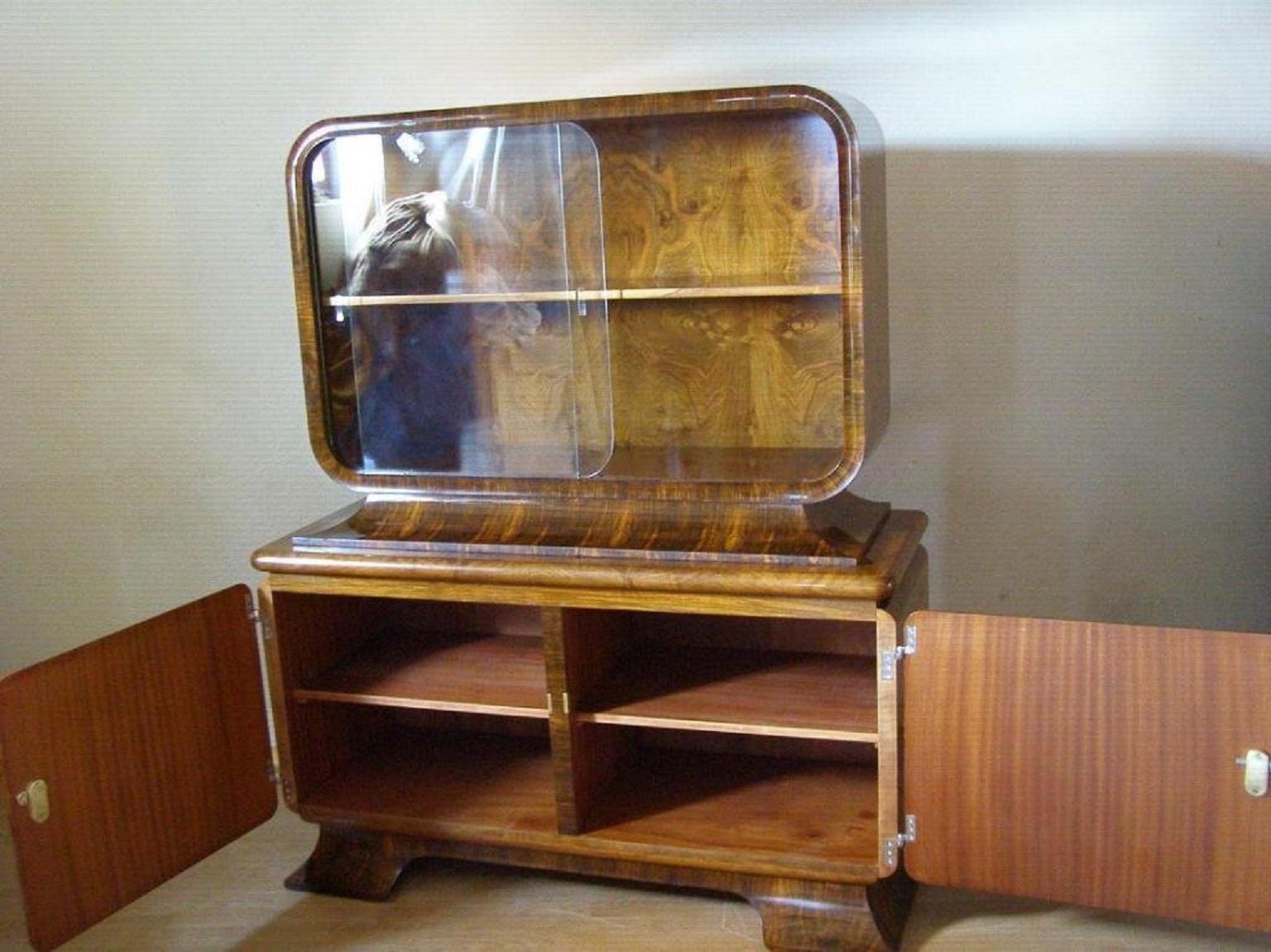 Chinesischer Schrank Art Deco J. Halabala  ab 1920 im Angebot 1