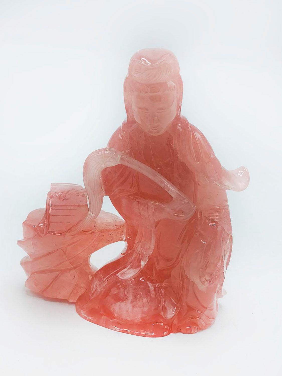 China Colección Figure Cárcel Rose Quartz Rock Crystal

Beautiful rose quartz figure of a seated Chinese lady, she seems to be caressing the head of a bird and on the right side she has, along with the bird, books. It is perfect for collectors and