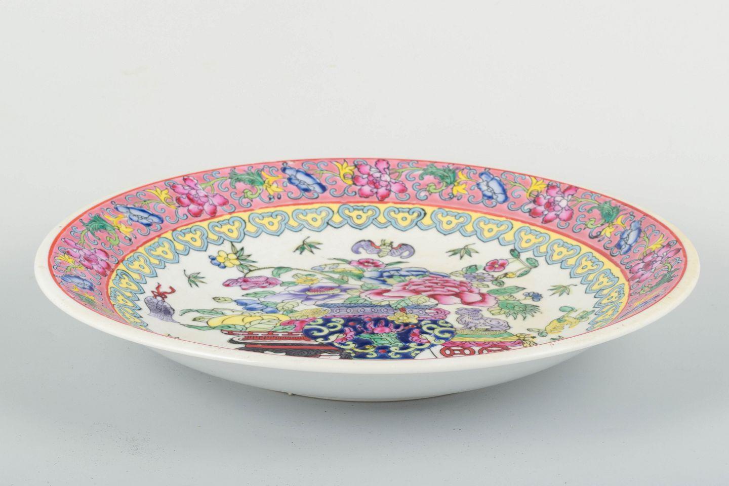 Cinese Cina, piatto decorativo in porcellana con smalto famille rose policromo. XX secolo. in vendita