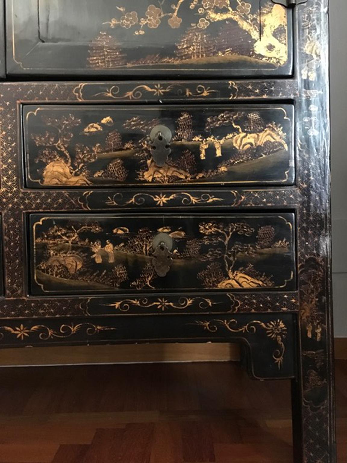 China 1930 Black Lacquered Elmwood Cabinet  with Gold Paintings 2