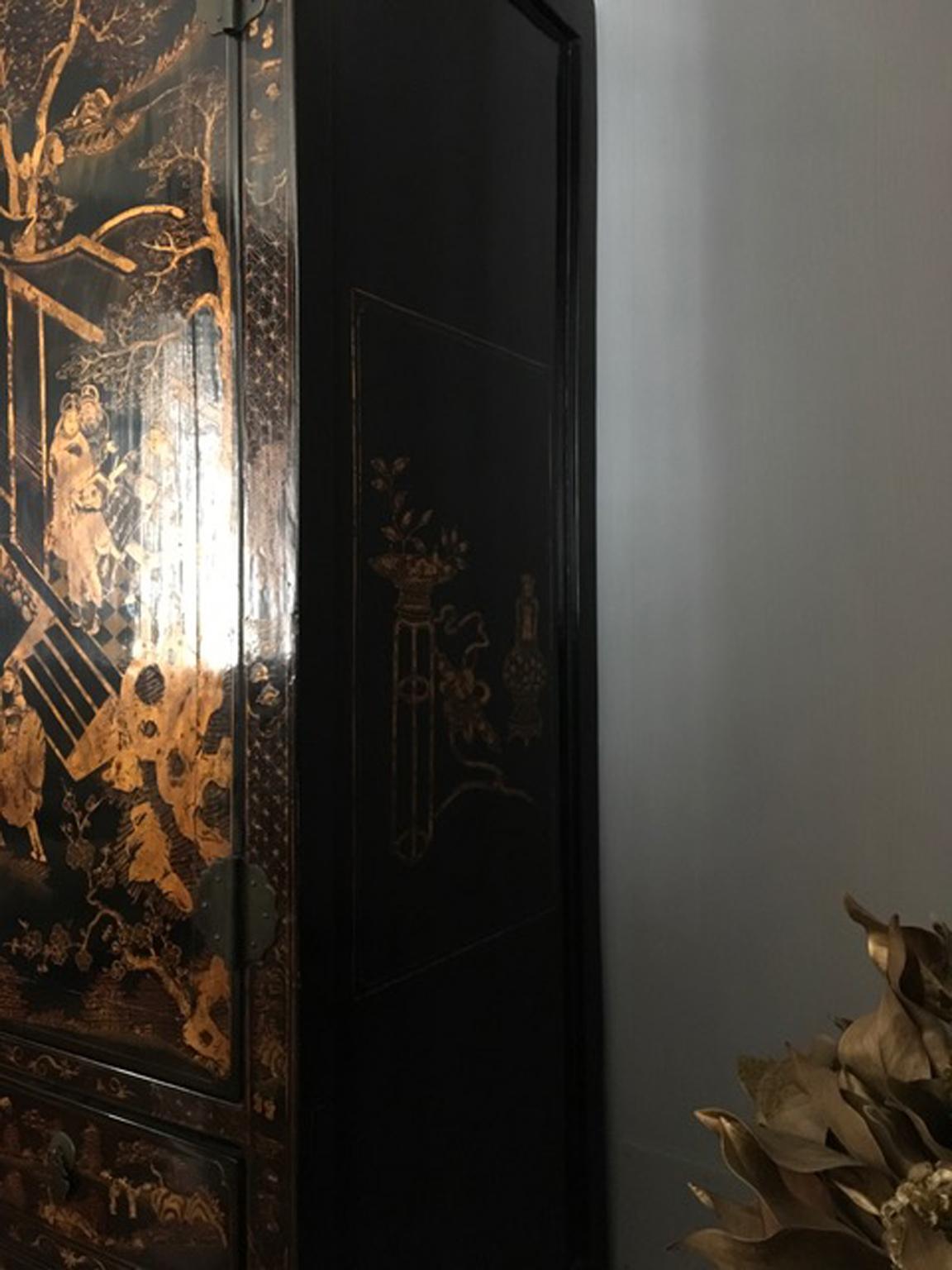 China 1930 Black Lacquered Elmwood Cabinet  with Gold Paintings 5