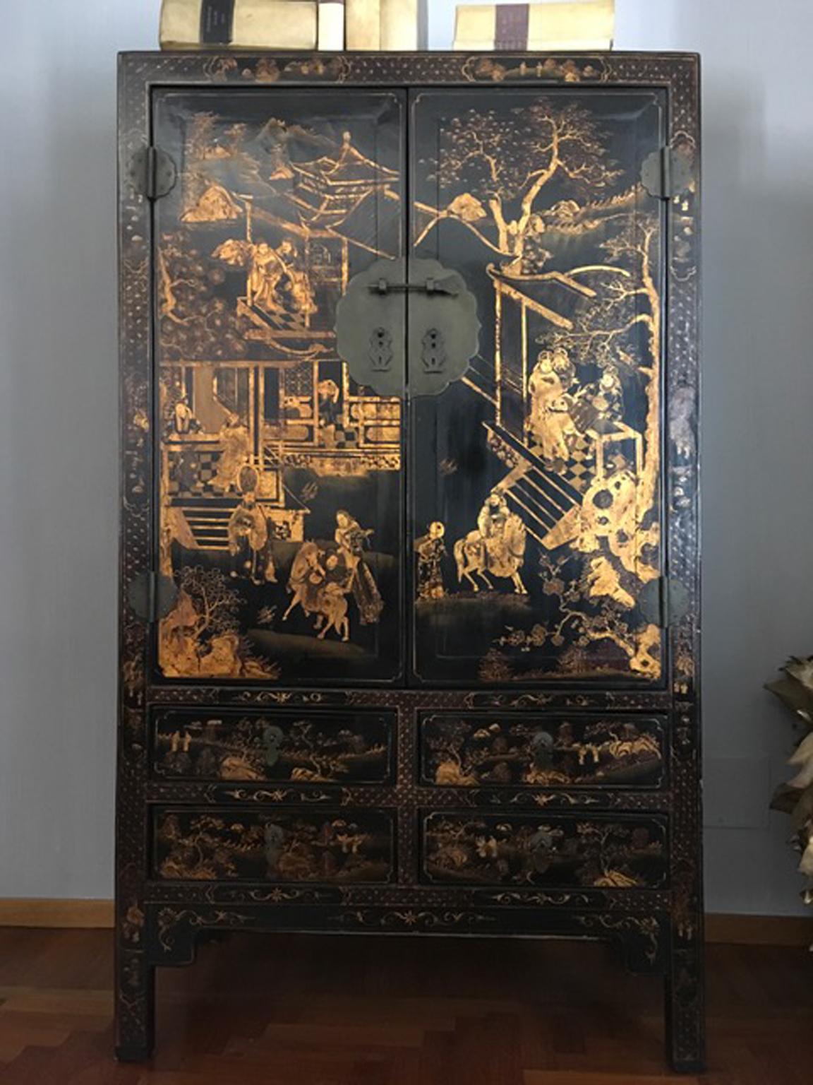 This beautiful cabinet or secretaire is decorated with magnificent Chinese landscape.
The drawings in gold has a timeless elegance and the black lacquer makes this piece a very contemporary presence.

Recently restored, the details of the handles