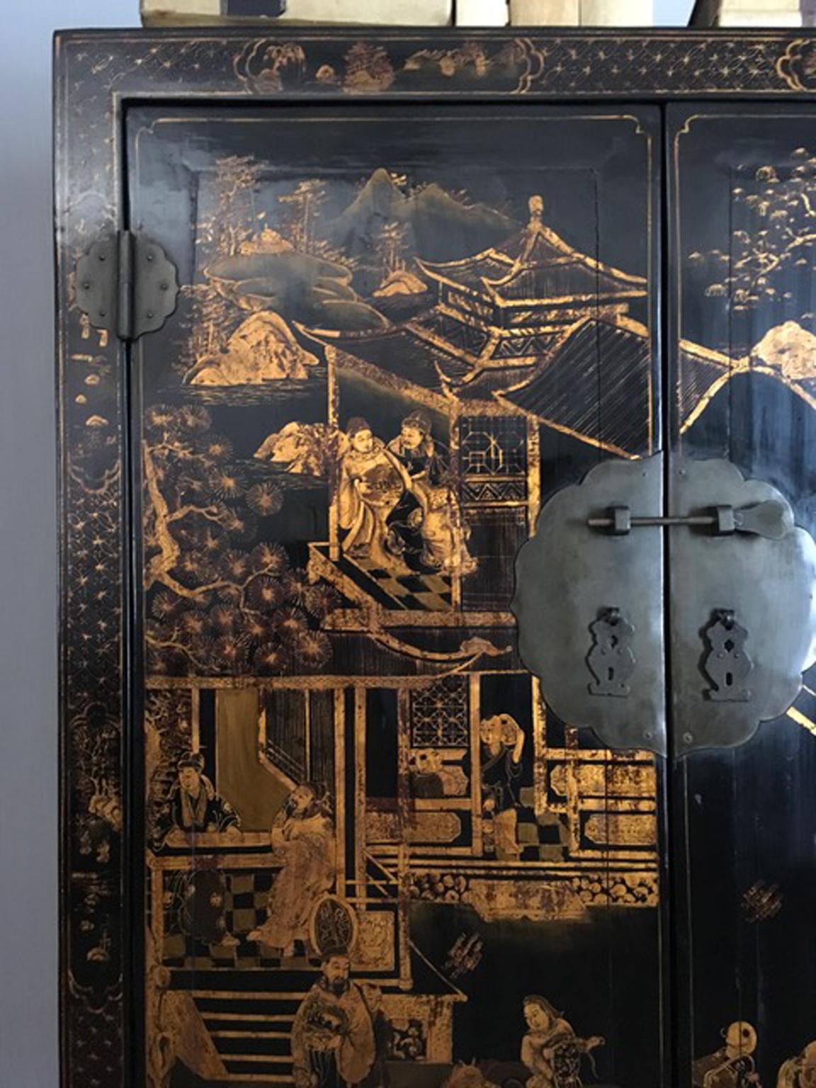 China 1930 Black Lacquered Elmwood Cabinet  with Gold Paintings In Good Condition In Brescia, IT