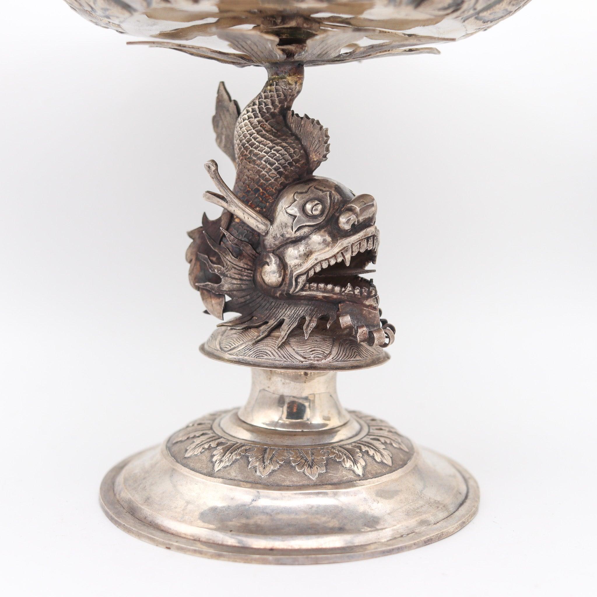 Große chinesische Export-Tazza aus Silber von Hung Chong (ca. 1830-1925).

Dies ist eine beeindruckende große Kompott-Tazza aus dem chinesischen Export, die im 19. Jahrhundert, etwa 1875, hergestellt wurde. Die meisterhaft aus massivem Silber