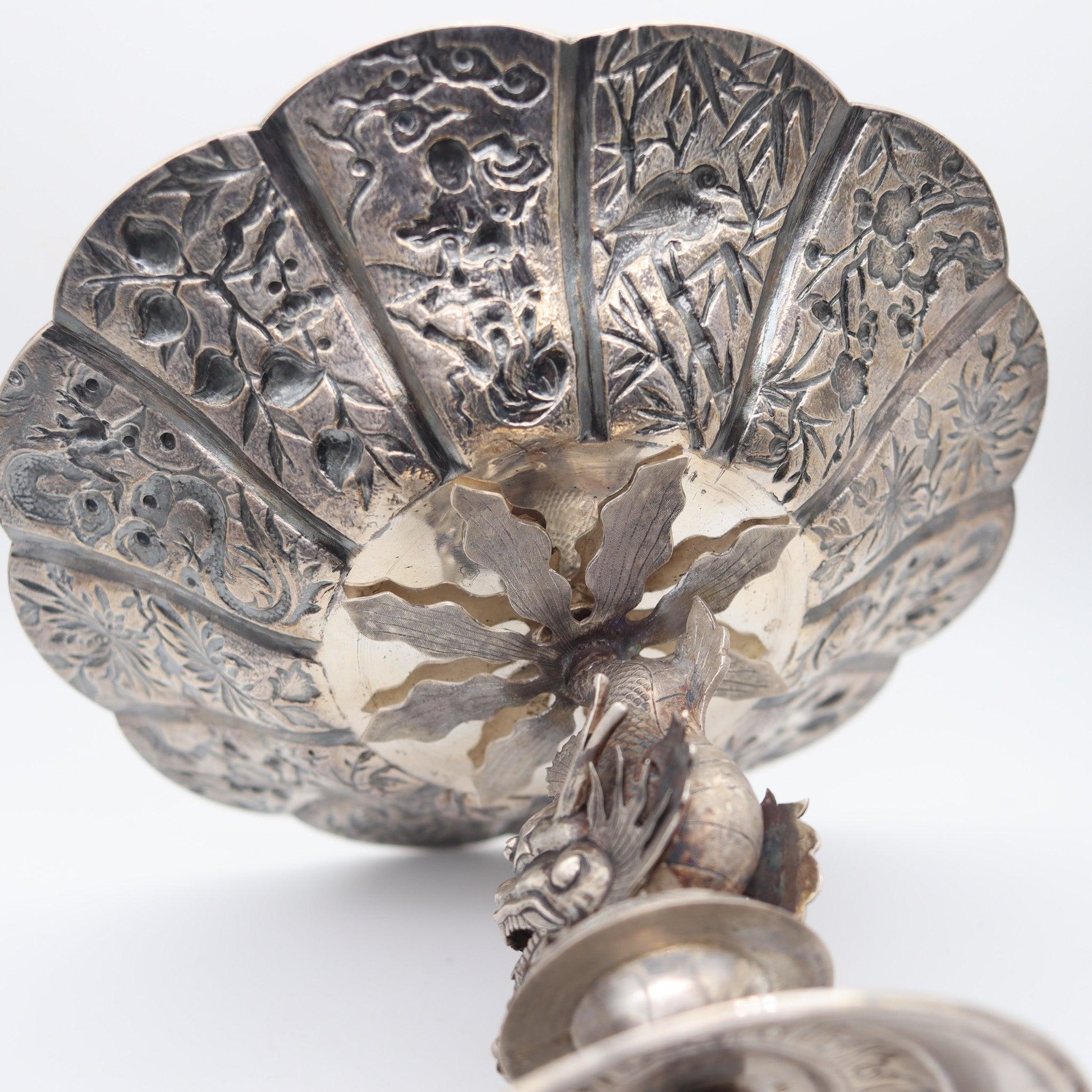 CHINA EXPORT 1875 Antike große Kompottschale mit mythologischem Drachenfisch aus Sterling (Spätes 19. Jahrhundert) im Angebot