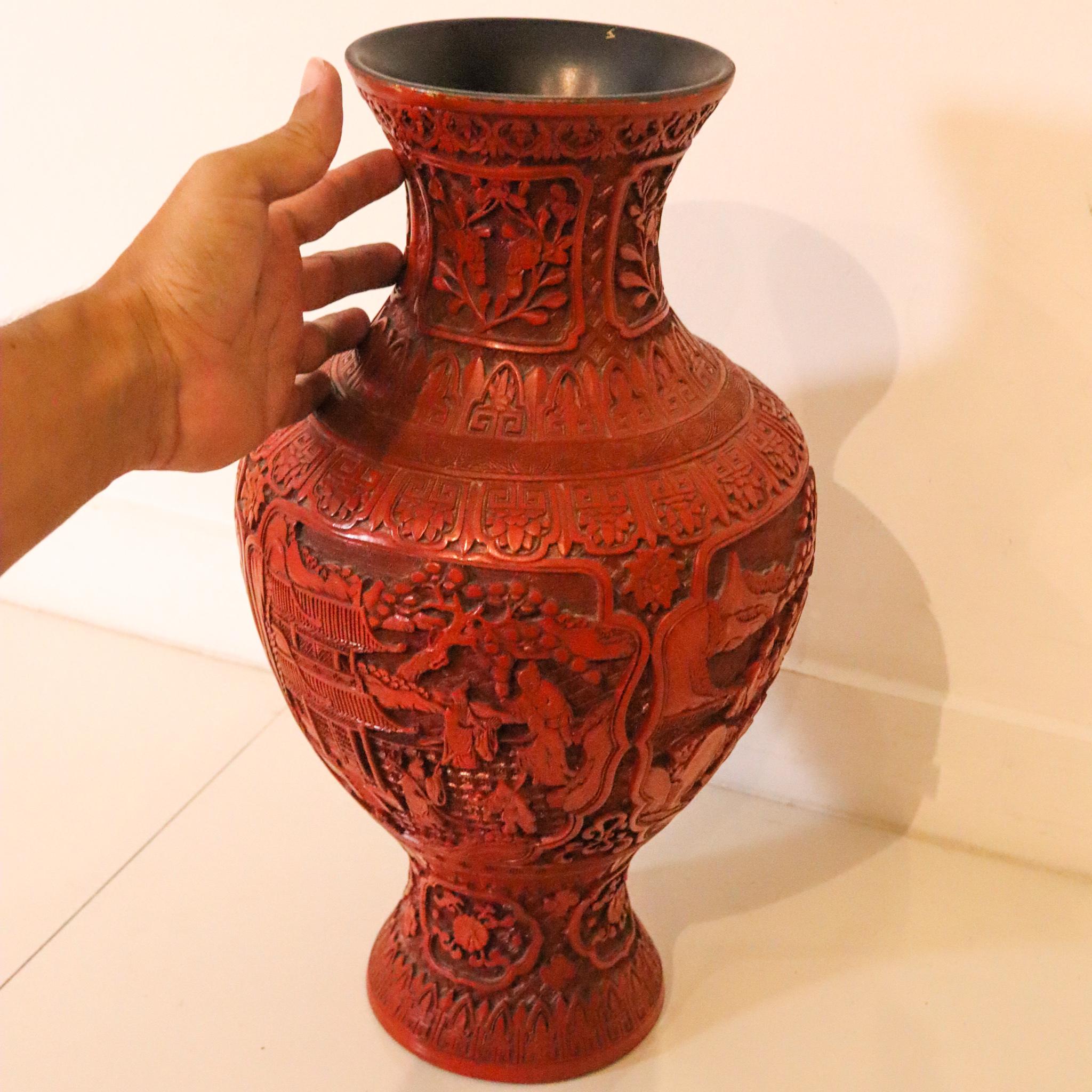 China Export Victorian 1900 Large Bombe Baluster Carved Vase in Red Cinnabar In Excellent Condition In Miami, FL