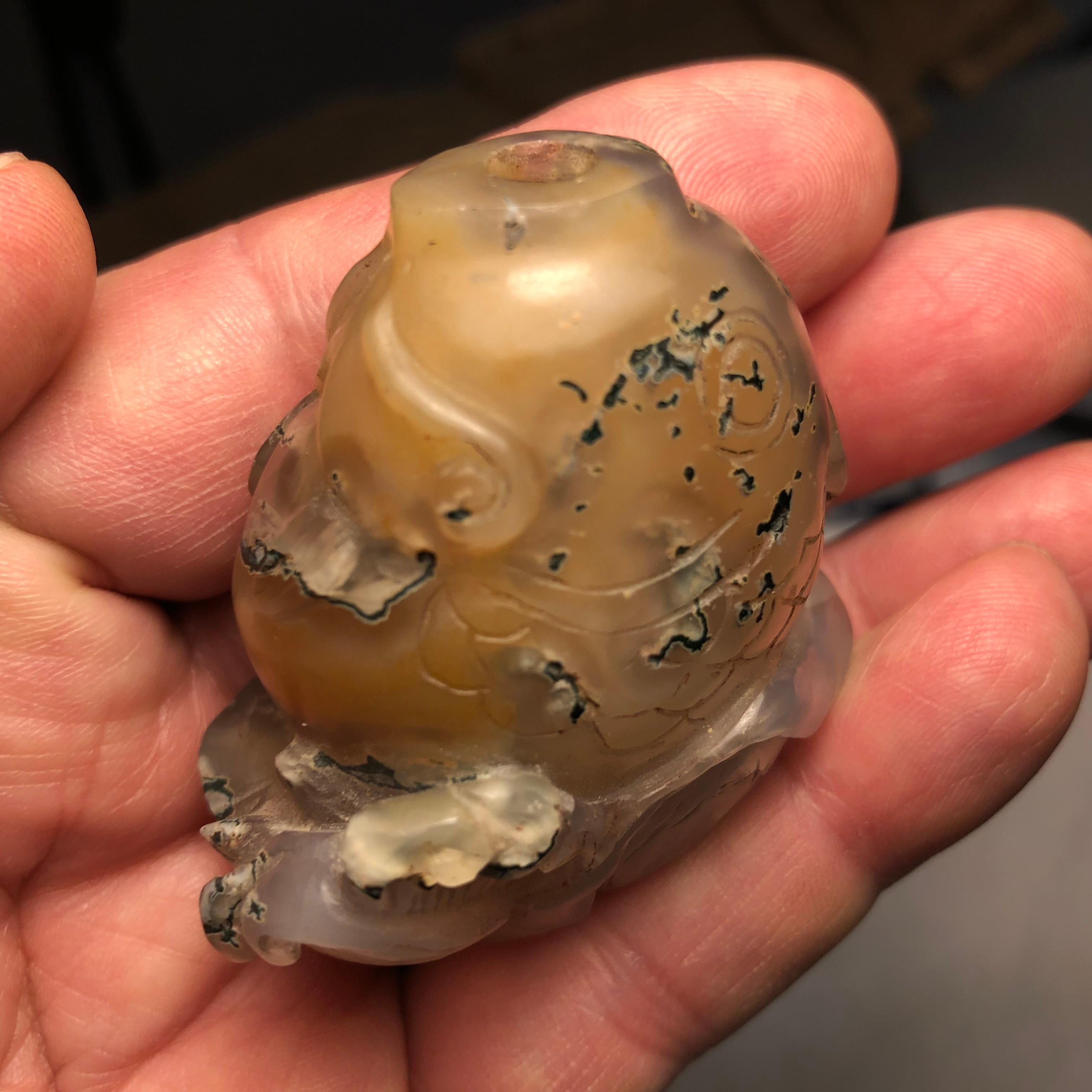 20ième siècle Bouteille de tabac à priser ancienne et fine de Chine Poisson sautant et Lys