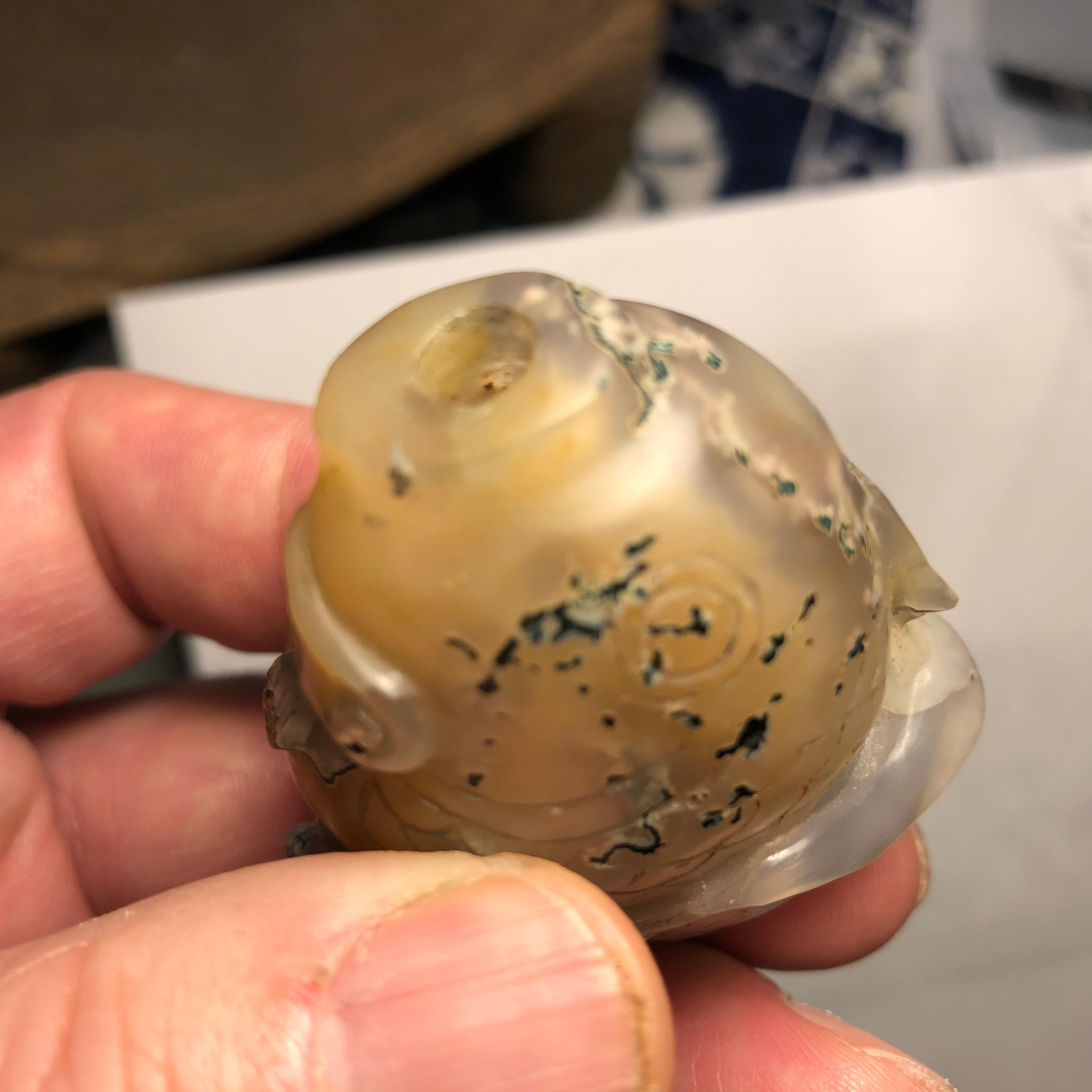 Bouteille de tabac à priser ancienne et fine de Chine Poisson sautant et Lys 1