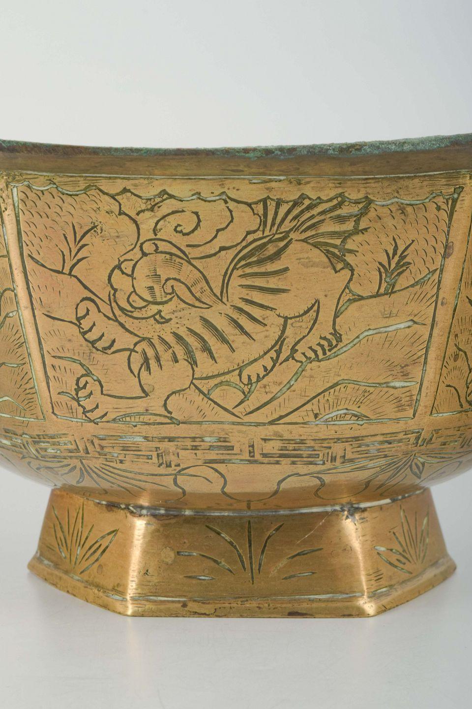 China, gilt bronze vessel, Ming dynasty, 18th/19th C. (Chinesisch) im Angebot