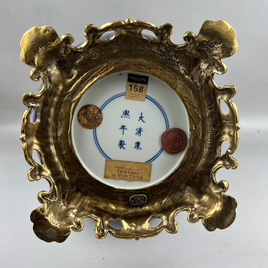 China Handgemalte Porzellanvase mit Bronzeboden und -henkel im Angebot 6