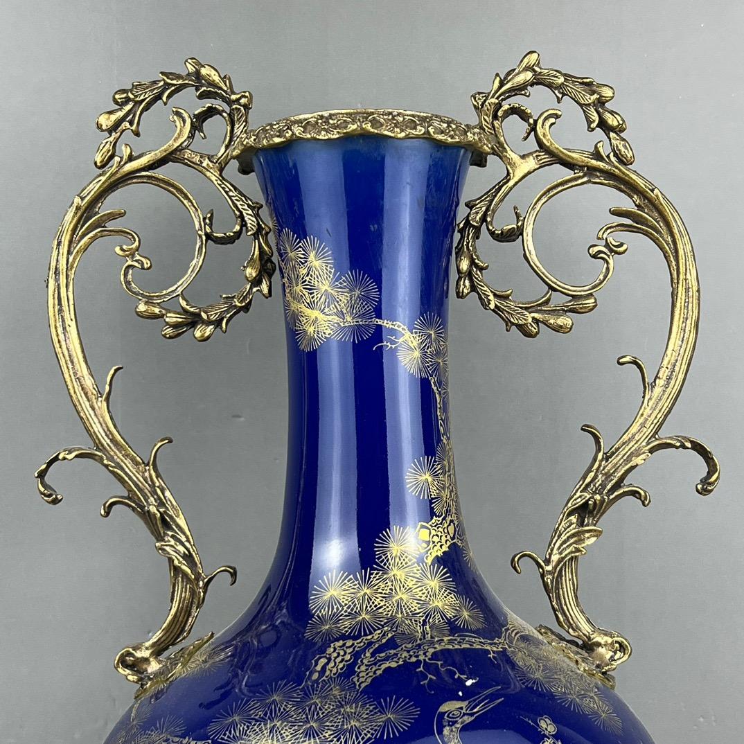 China Hand Painted Porcelain Vase with Bronze Bottom and Handle In Good Condition For Sale In 景德镇市, CN