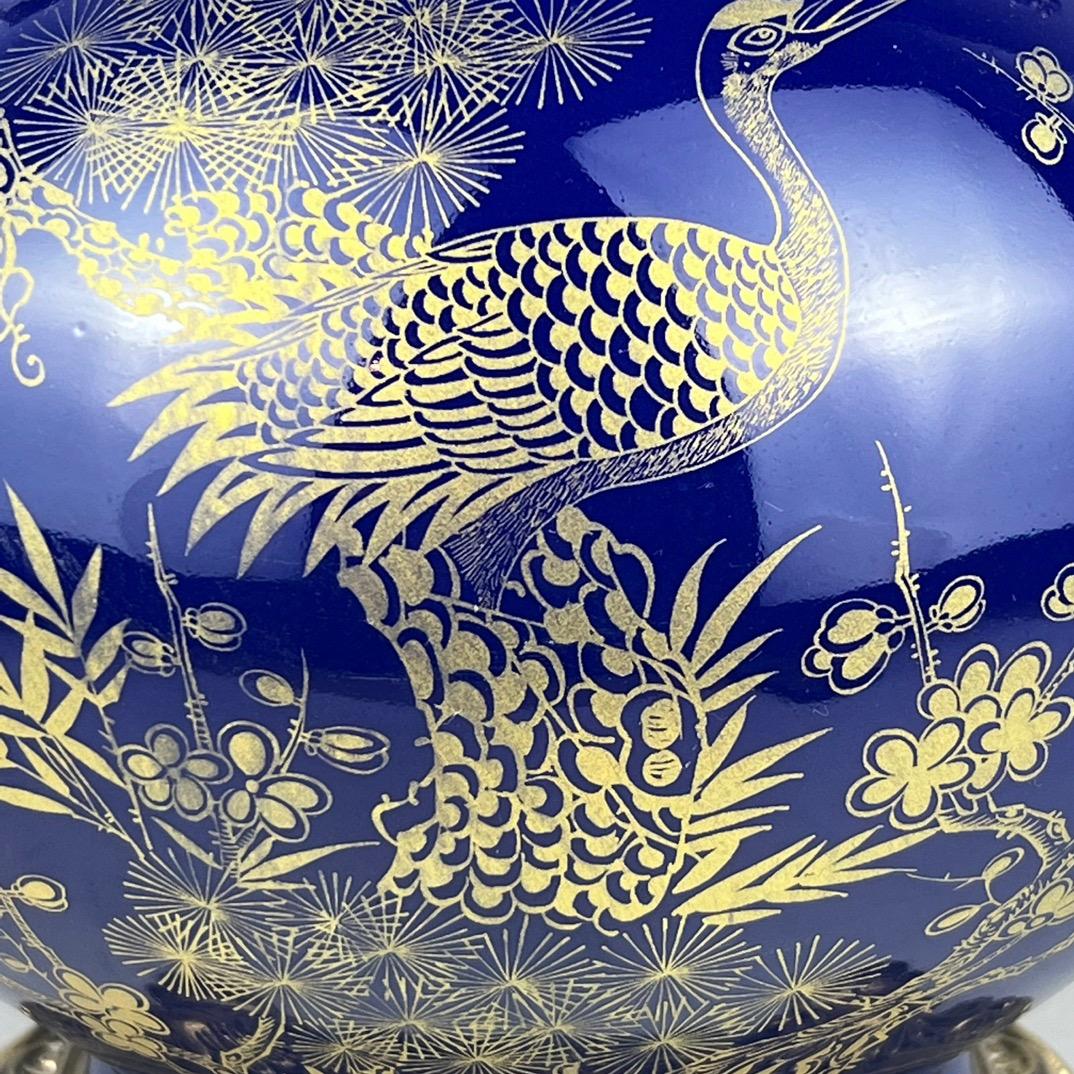 Vase en porcelaine peint à la main en Chine avec fond et poignée en bronze en vente 2