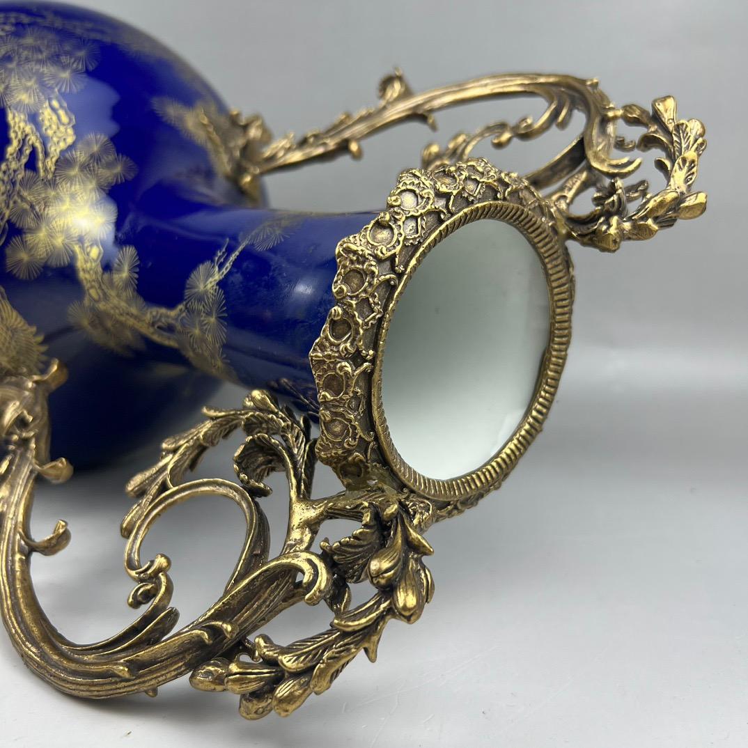 Vase en porcelaine peint à la main en Chine avec fond et poignée en bronze en vente 3