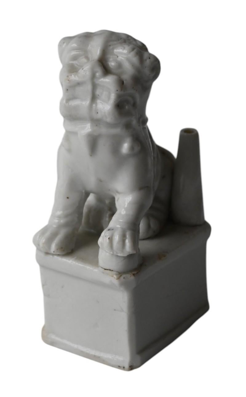 China – Blanc de Chine porcelain incense holder, surmounted by a Chinese lion, Qing dynasty, 18th century (Kangxi period) White porcelain statuette known as “blanc de Chine”, representing a Buddhist lion sitting on a quadrangular base, its mouth