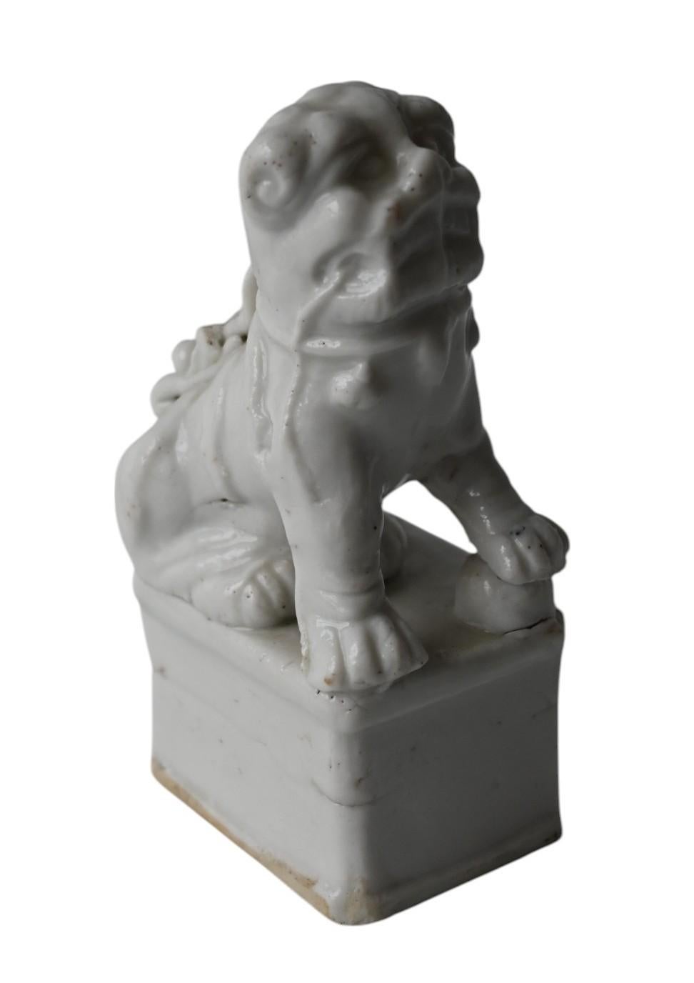 Qing China, Kangxi Blanc De Chine Porcelain Incense Holder, Topped With A Lion, 18th in vendita