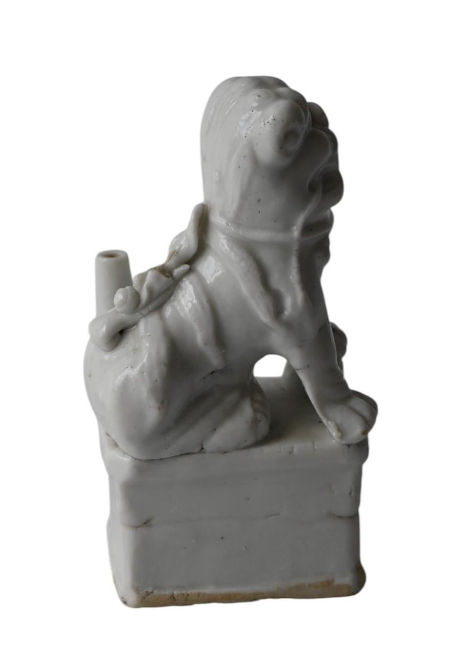 Cinese China, Kangxi Blanc De Chine Porcelain Incense Holder, Topped With A Lion, 18th in vendita