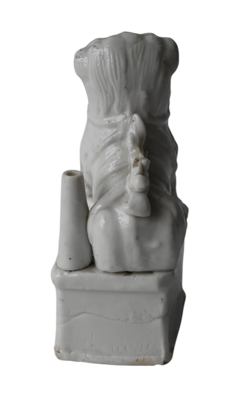 China, Kangxi Blanc De Chine Porcelain Incense Holder, Topped With A Lion, 18th In condizioni buone in vendita a Bilzen, BE