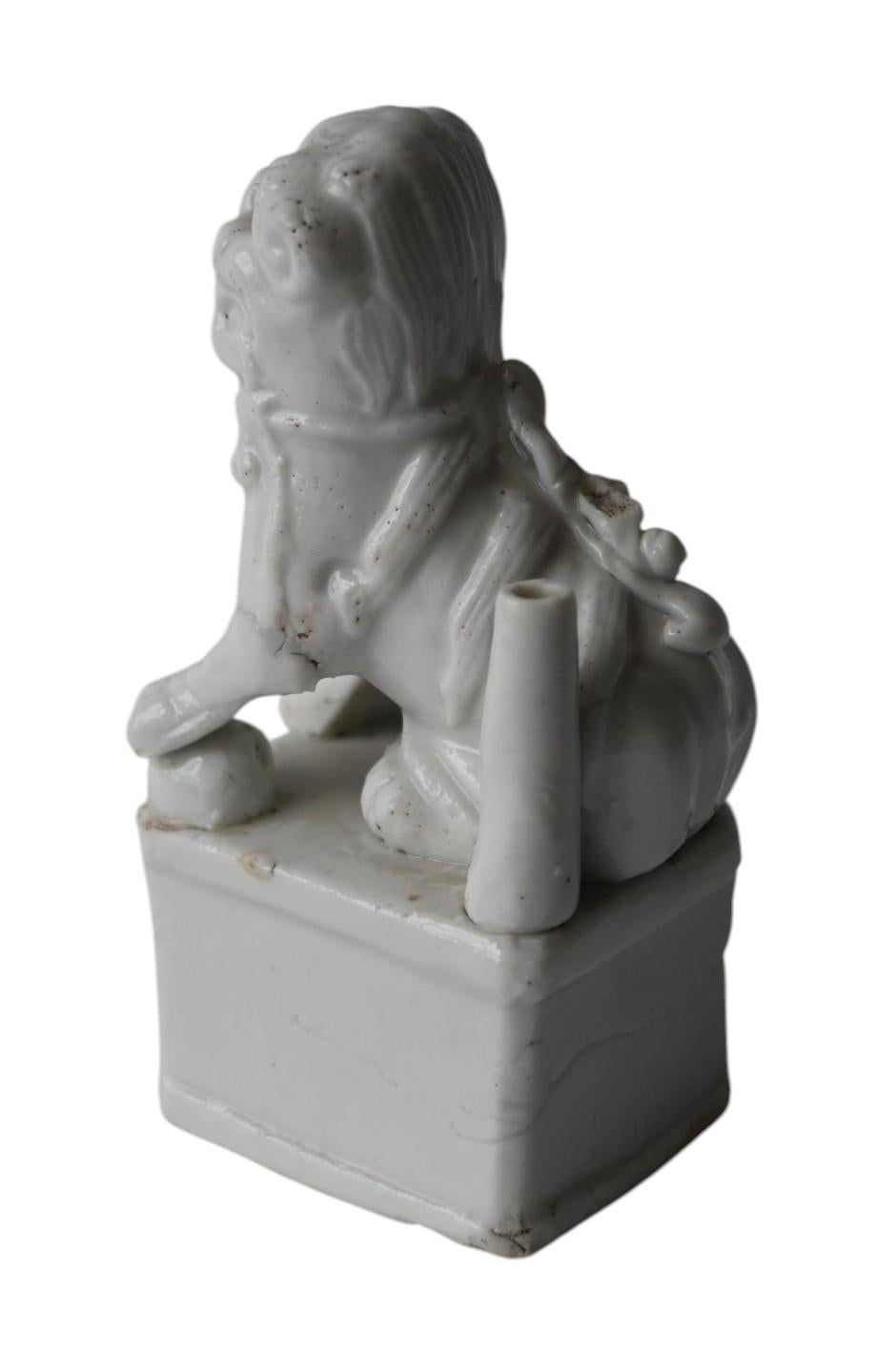 XVIII secolo China, Kangxi Blanc De Chine Porcelain Incense Holder, Topped With A Lion, 18th in vendita