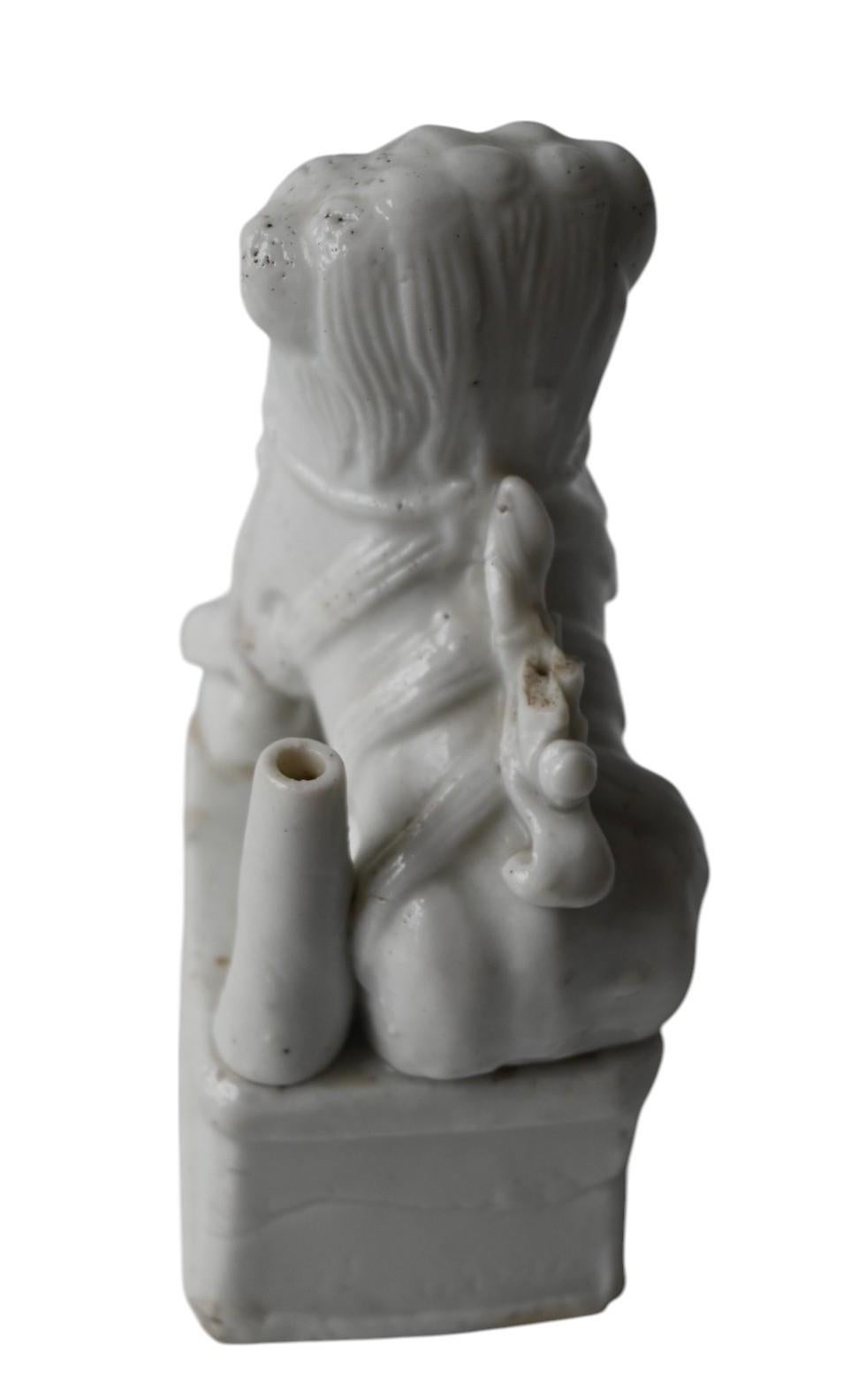 Porcellana China, Kangxi Blanc De Chine Porcelain Incense Holder, Topped With A Lion, 18th in vendita