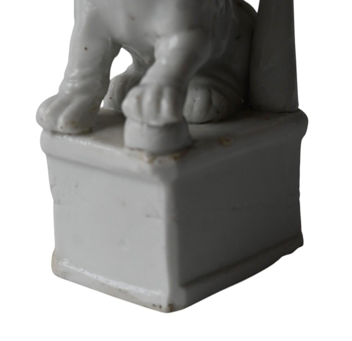 China, Kangxi Blanc De Chine Porcelain Incense Holder, Topped With A Lion, 18th in vendita 1