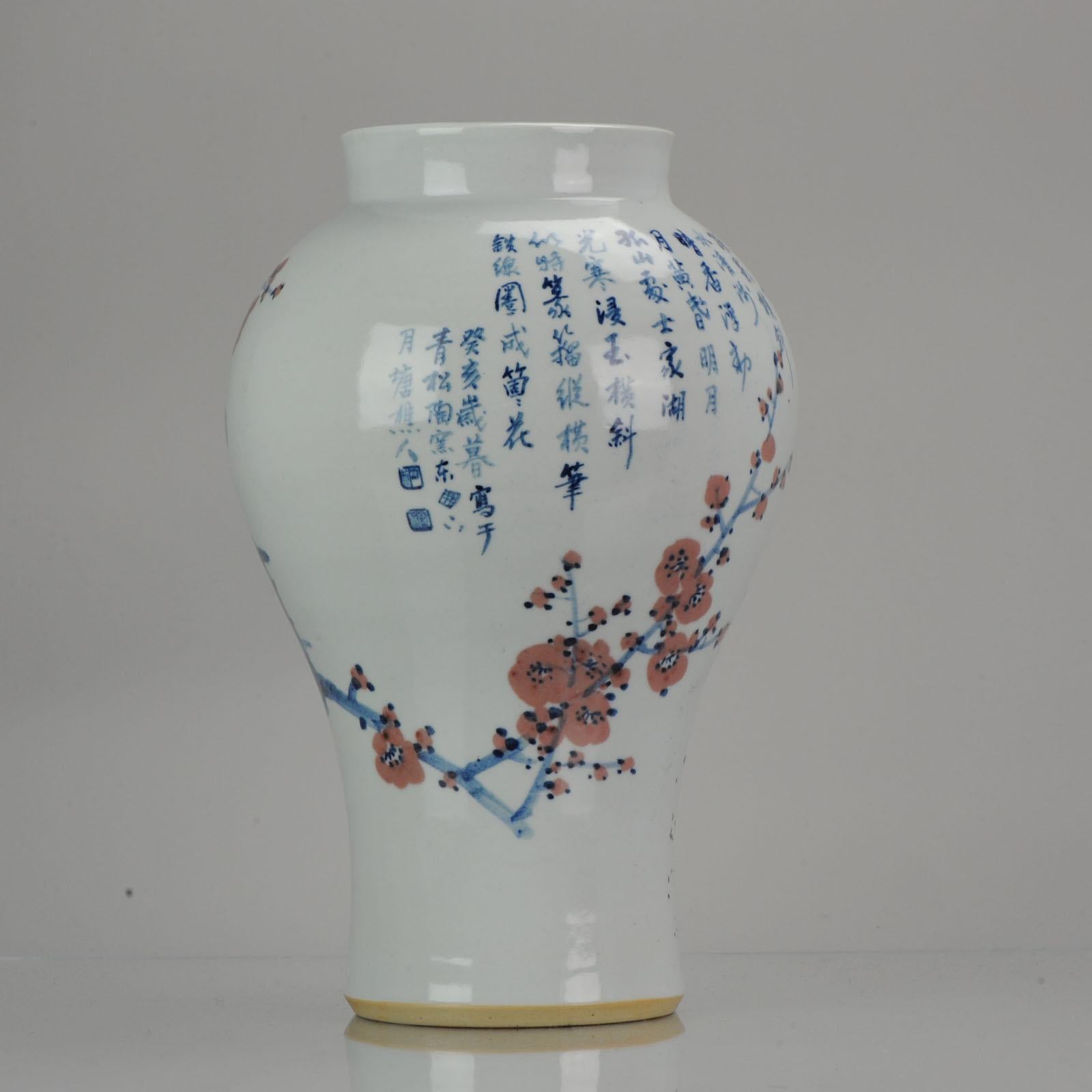 Jarrón muy bien decorado con una escena de flores y prunos en flor y caligrafía.

Más información:
Material: Porcelana y cerámica
Región de origen: China
Periodo: PRdC del siglo XX (desde 1949 hasta ahora)
Estado: Estado general Perfecto.