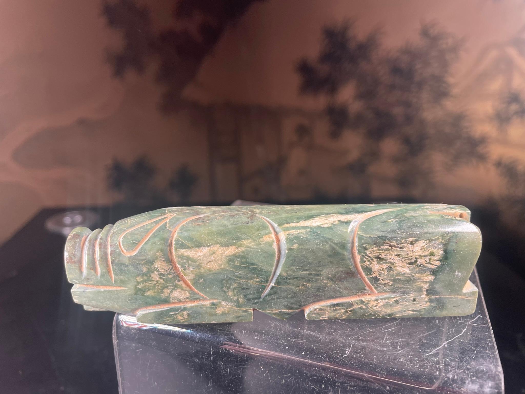 Sculpté à la main Chine Large pendentif en jade cochon avec des couleurs vertes profondes en vente