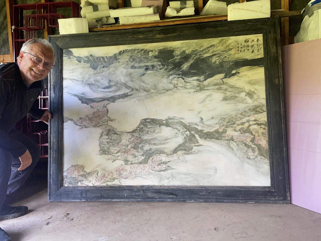 Prächtige Rote Blume Pandora - Chinesische außergewöhnliche natürliche Marmorsteinmalerei einer mythischen Himmelslandschaft, genannt Traumstein Shih-hua. 

Es ist ein riesiges monumentales Meisterwerk der Natur. Völlig natürlich.

Abmessungen: