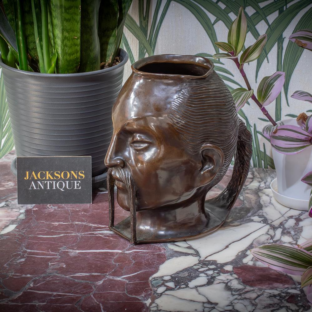 Bronze orientaliste de la Sécession viennoise

De notre collection Sculpture, nous avons le plaisir de vous présenter cette rare chope en bronze China Man d'Alfonso Canciani. La chope en bronze est une chope modelée sur le visage d'un homme chinois