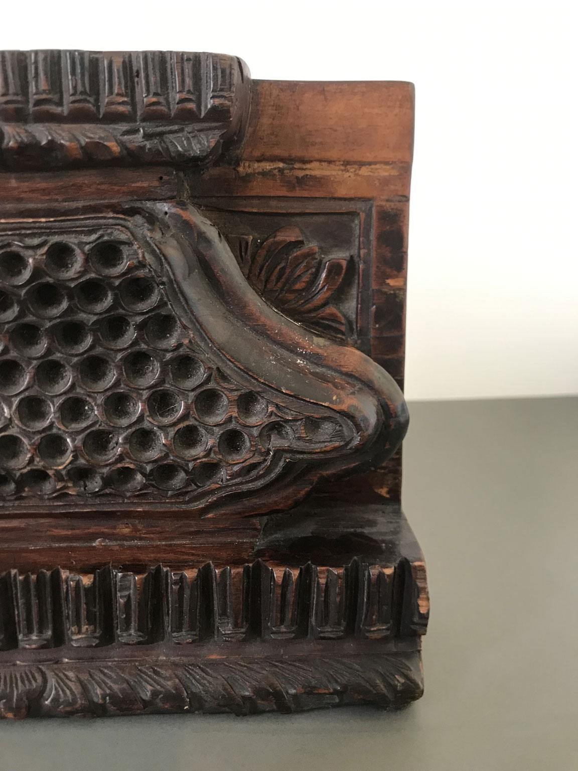 China Mitte des 18. Jahrhunderts Holz handgeschnitzte architektonische Skulptur im Angebot 13