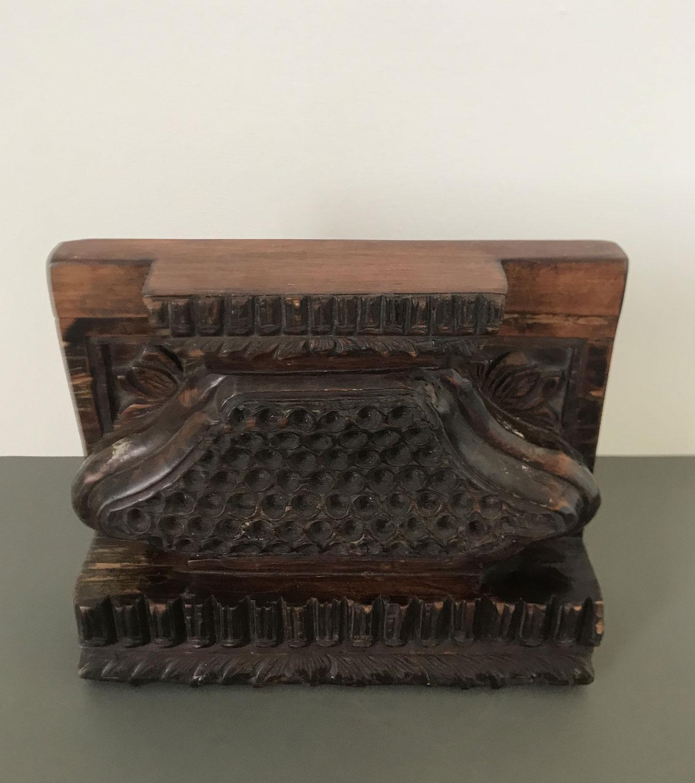 This charming Mid-19th Century fragment of wood, is a detail of an hand-carved wood column and it has its country of origin  in the Oriental part of Indo-China.
This is an elegant object  that can be used  as  a paperweight or it can be a decorative