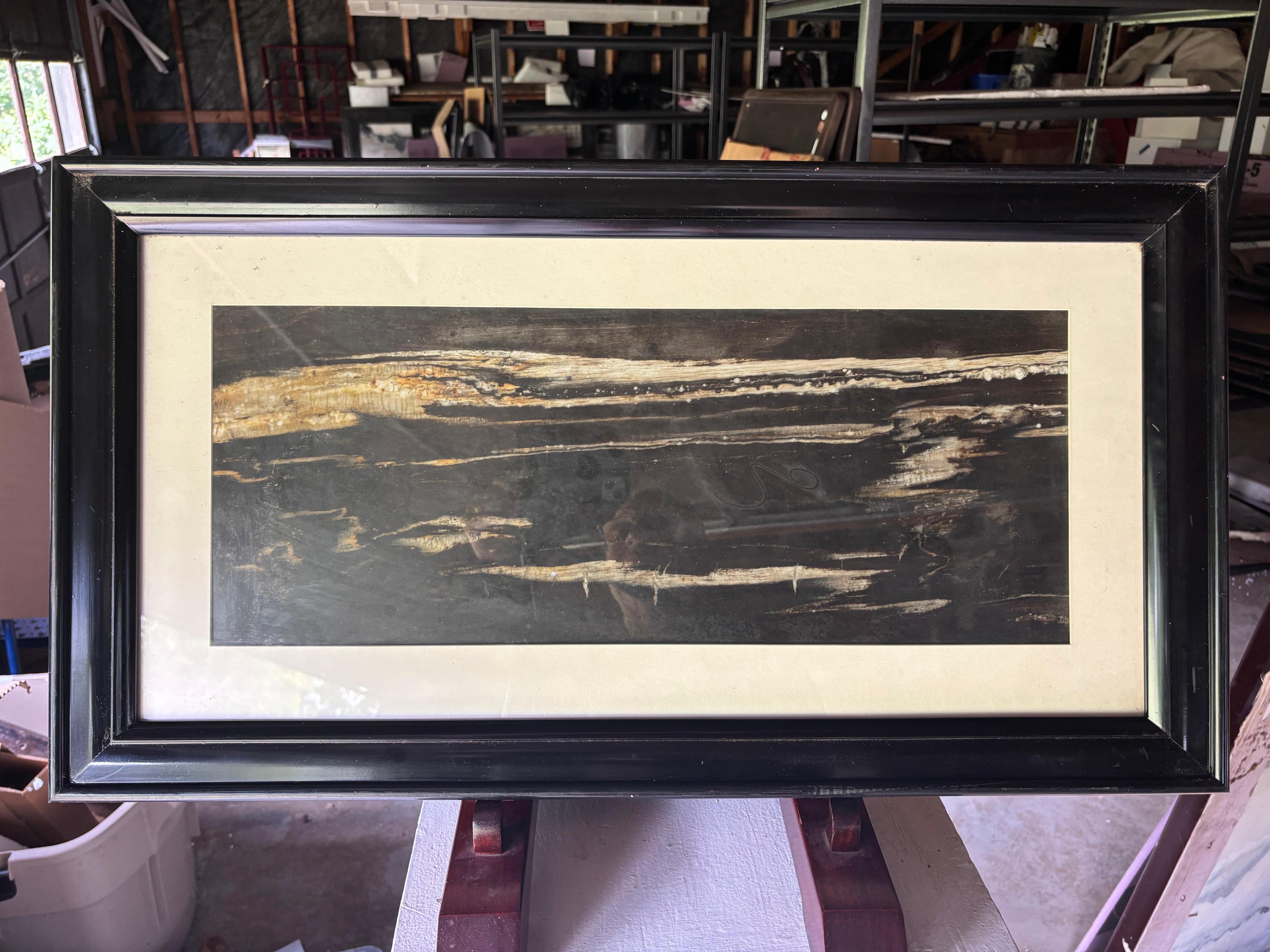 Eine einzigartige und bemerkenswerte Darstellung der abendlichen Berge und Meere in dieser klassischen chinesischen außergewöhnlichen Naturmarmorstein-Landschaftsmalerei, genannt Traumstein Shih-hua.  Mehrfachkonfigurationen von Bergen und Meeren in