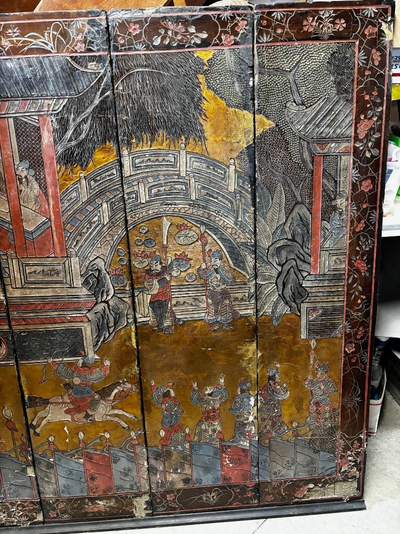 Soie  Vieux paravent et écran de guerriers Coromandel coloré et doré de Chine   en vente