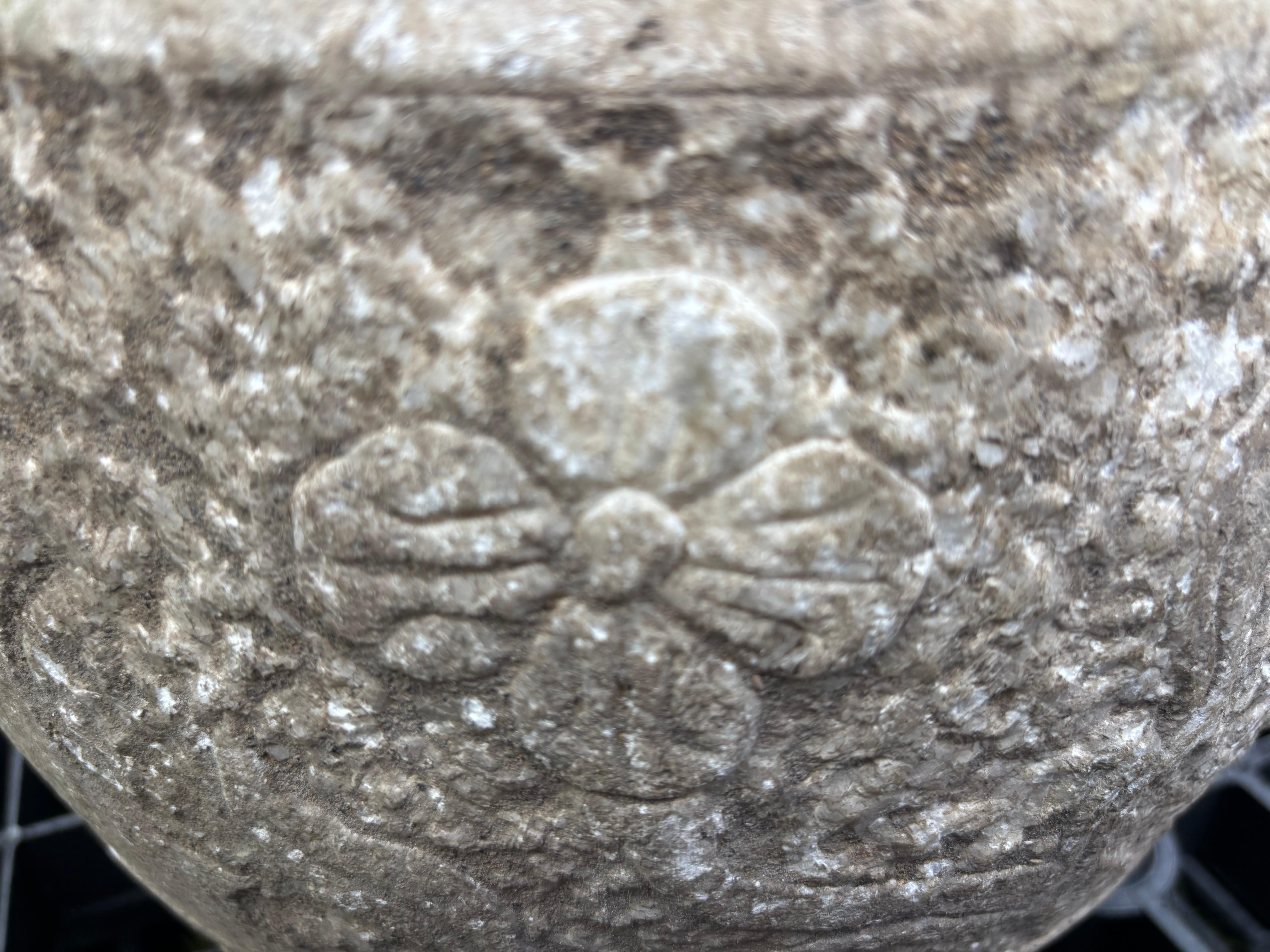 China Par de pedestales antiguos de piedra tallada con flores Siglo XIX en venta 2