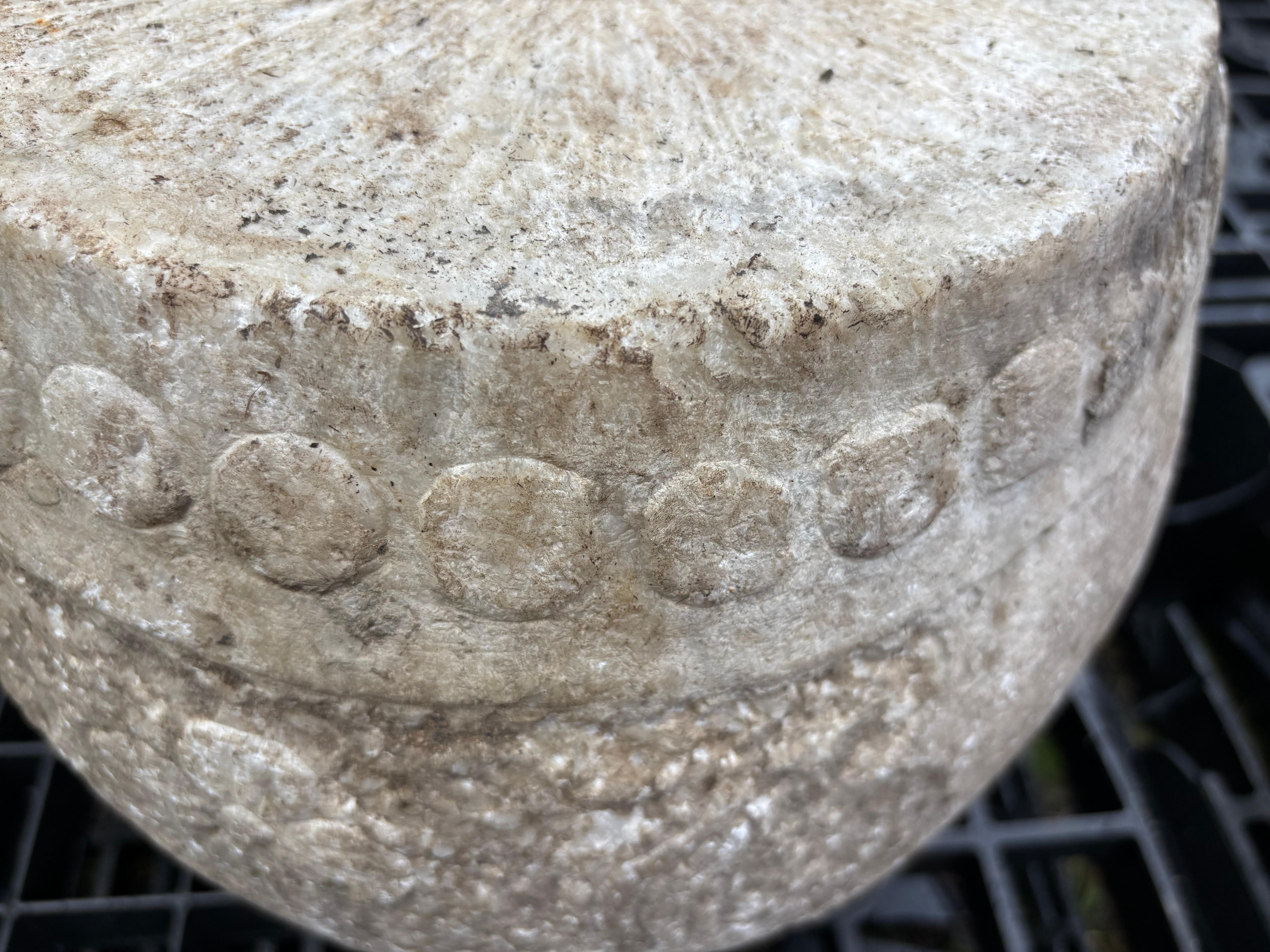 China Par de pedestales antiguos de piedra tallada con flores Siglo XIX en venta 3