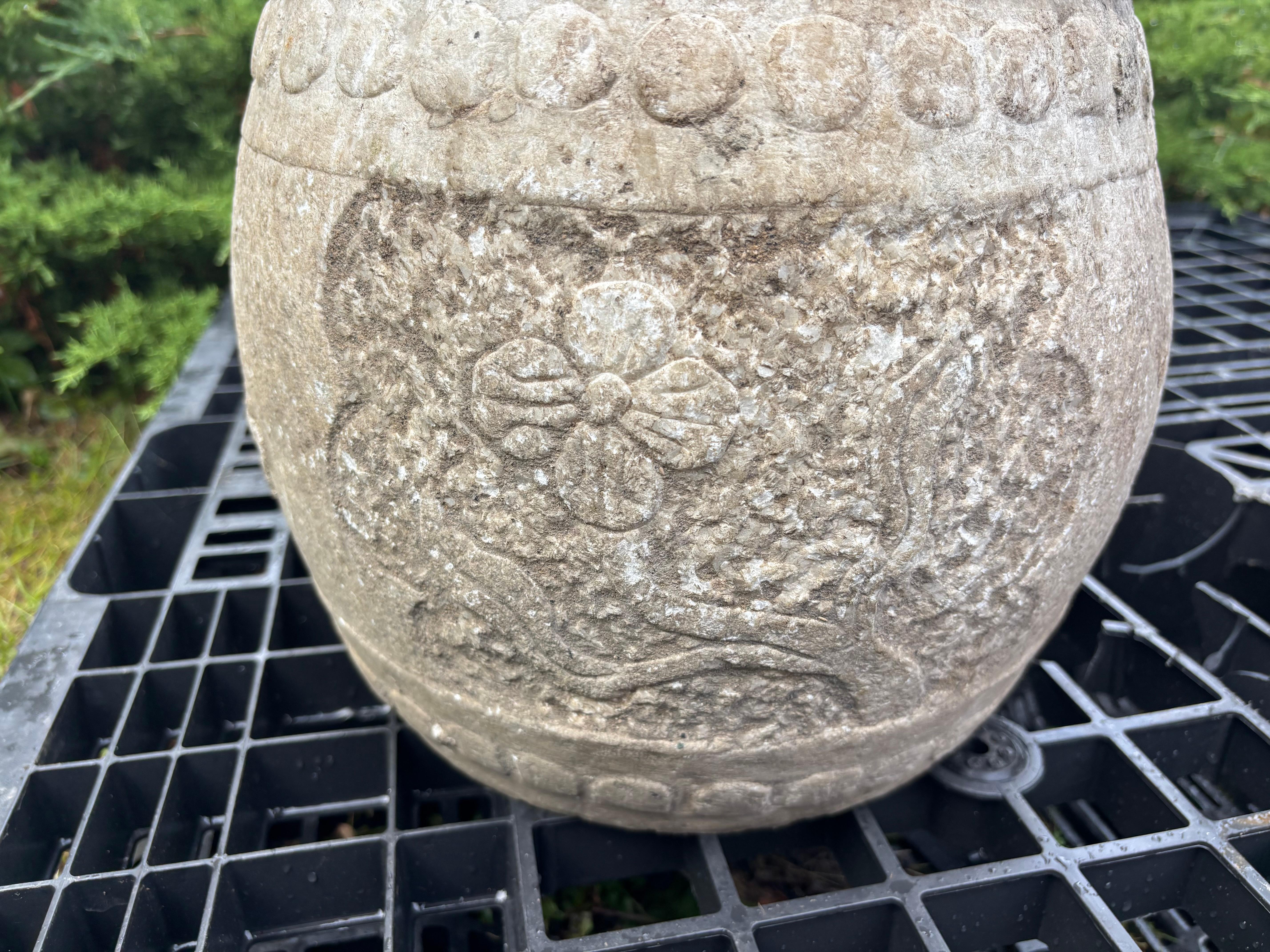 China Par de pedestales antiguos de piedra tallada con flores Siglo XIX Tallado a mano en venta