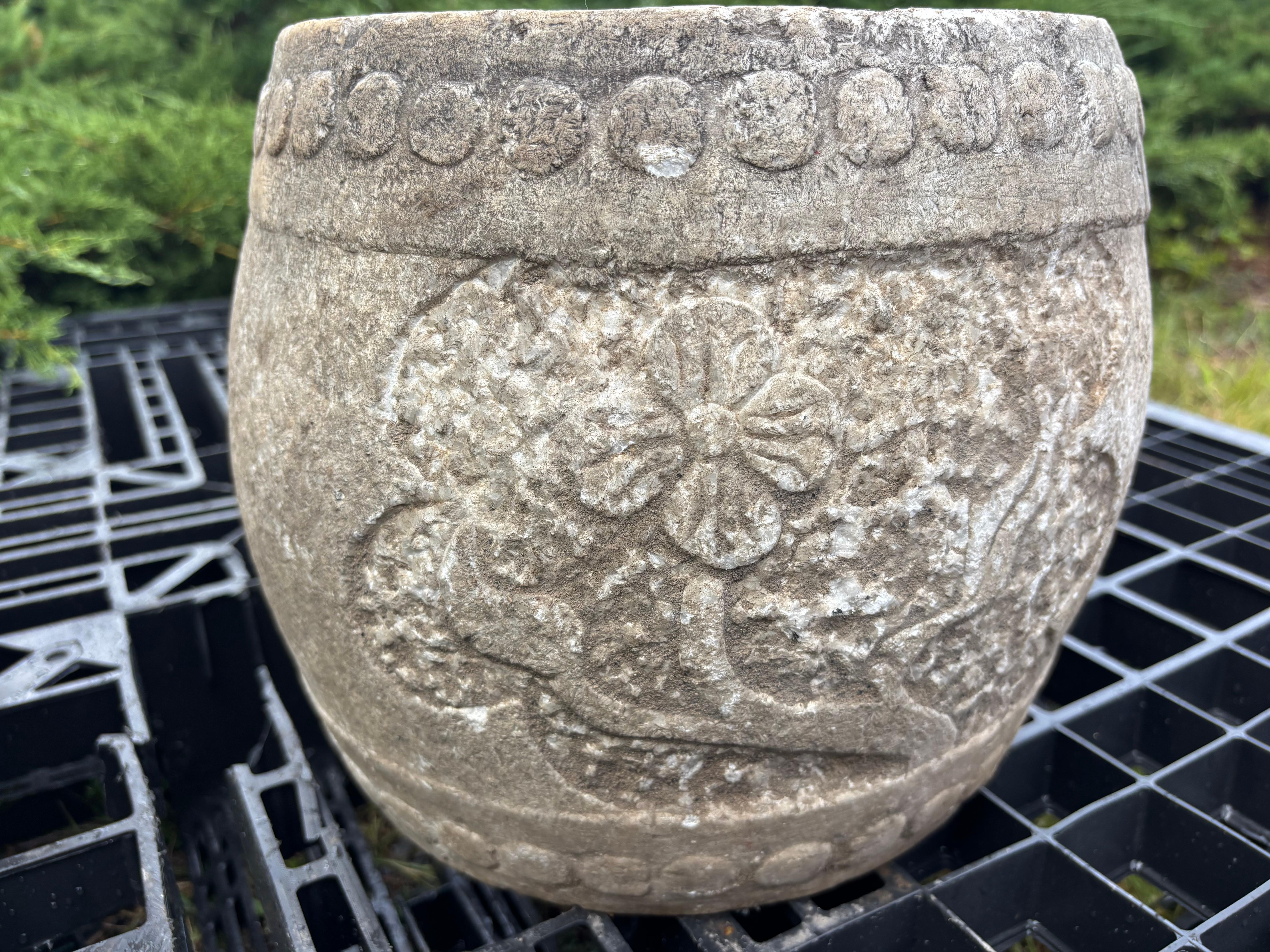 China Par de pedestales antiguos de piedra tallada con flores Siglo XIX en Bueno estado para la venta en South Burlington, VT