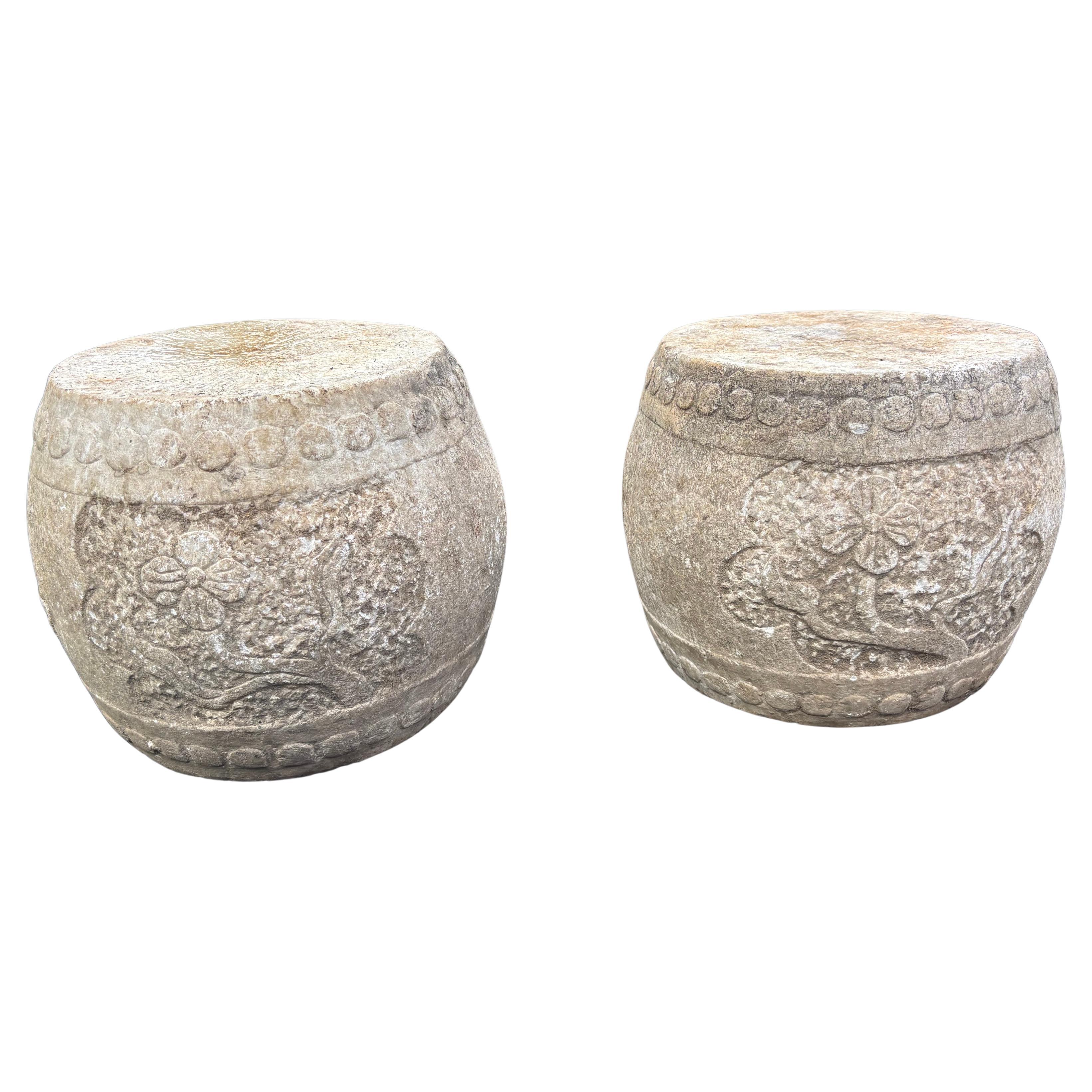 China Par de pedestales antiguos de piedra tallada con flores Siglo XIX en venta