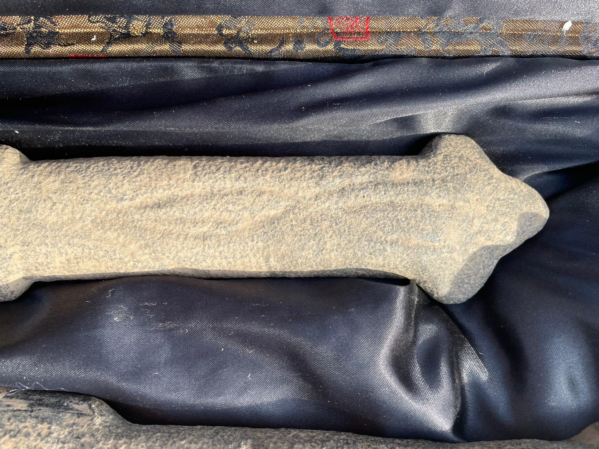 Paire de « épées longues » sculptées à la main en Chine avec coffret de présentation personnalisé en vente 6