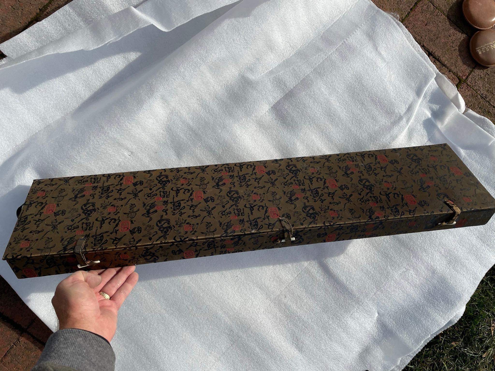 Paire de « épées longues » sculptées à la main en Chine avec coffret de présentation personnalisé en vente 13