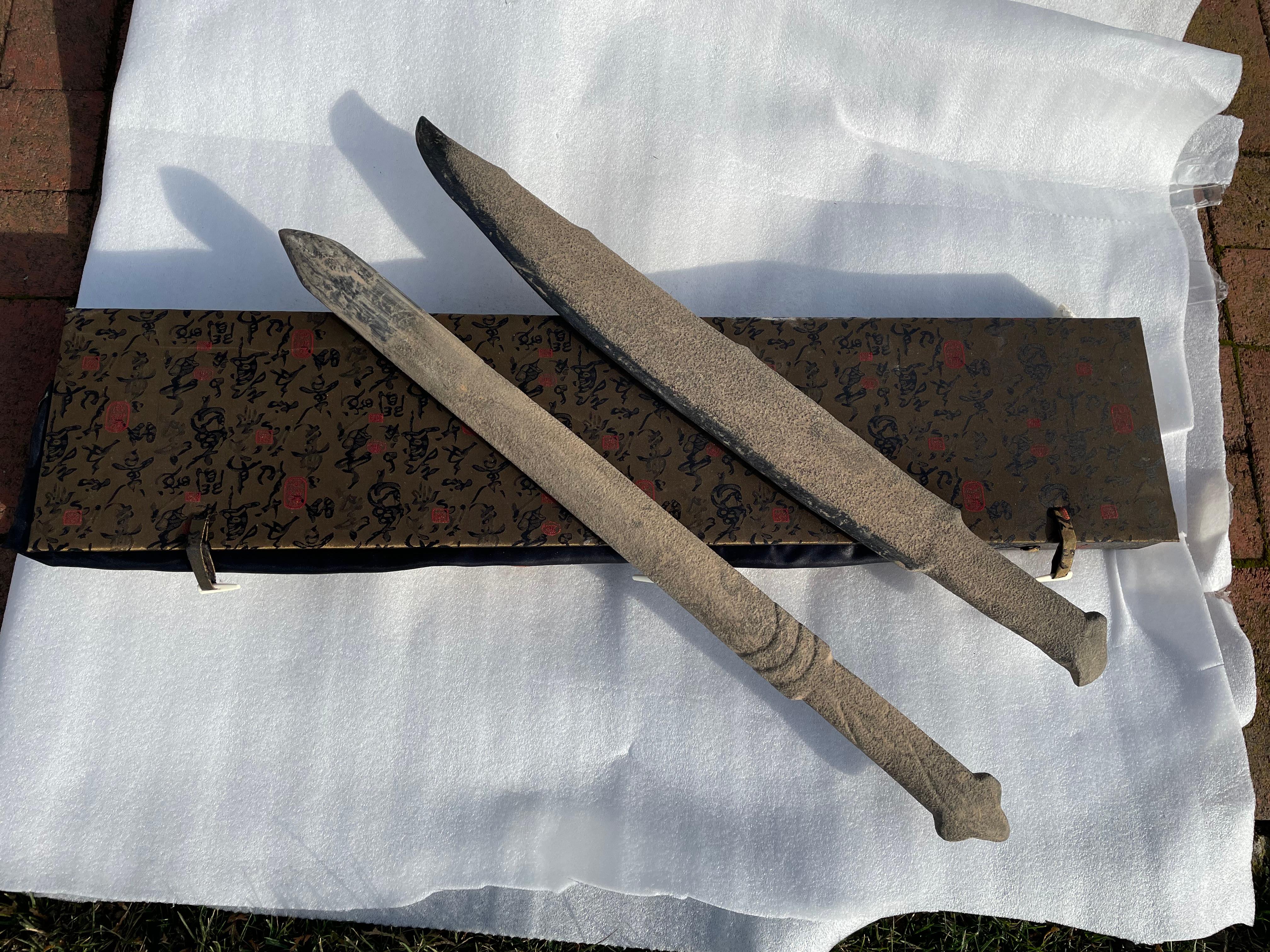 Paar handgeschnitzte „lange Schwerter“ aus China mit maßgefertigtem Präsentationsgehäuse (Handgeschnitzt) im Angebot