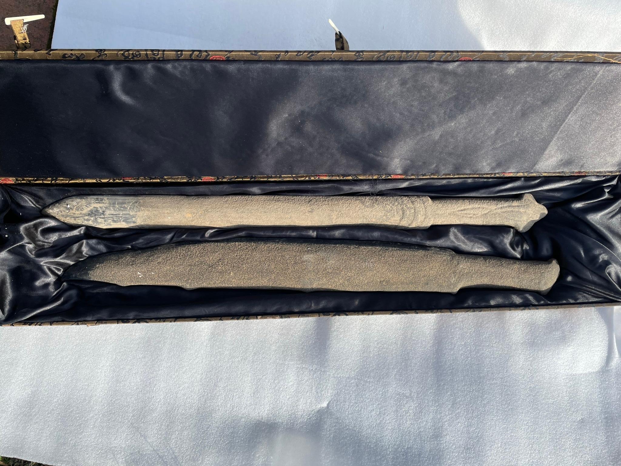 Paar handgeschnitzte „lange Schwerter“ aus China mit maßgefertigtem Präsentationsgehäuse im Zustand „Gut“ im Angebot in South Burlington, VT