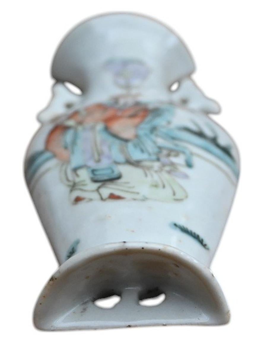 China - Polychrome porcelain bouquet holder with handpainted Famille Rose  decoration, Canton, 19th century.
Good condition, UV tested on restorations
Dimensions: heigth 14.5 cm, width  6cm