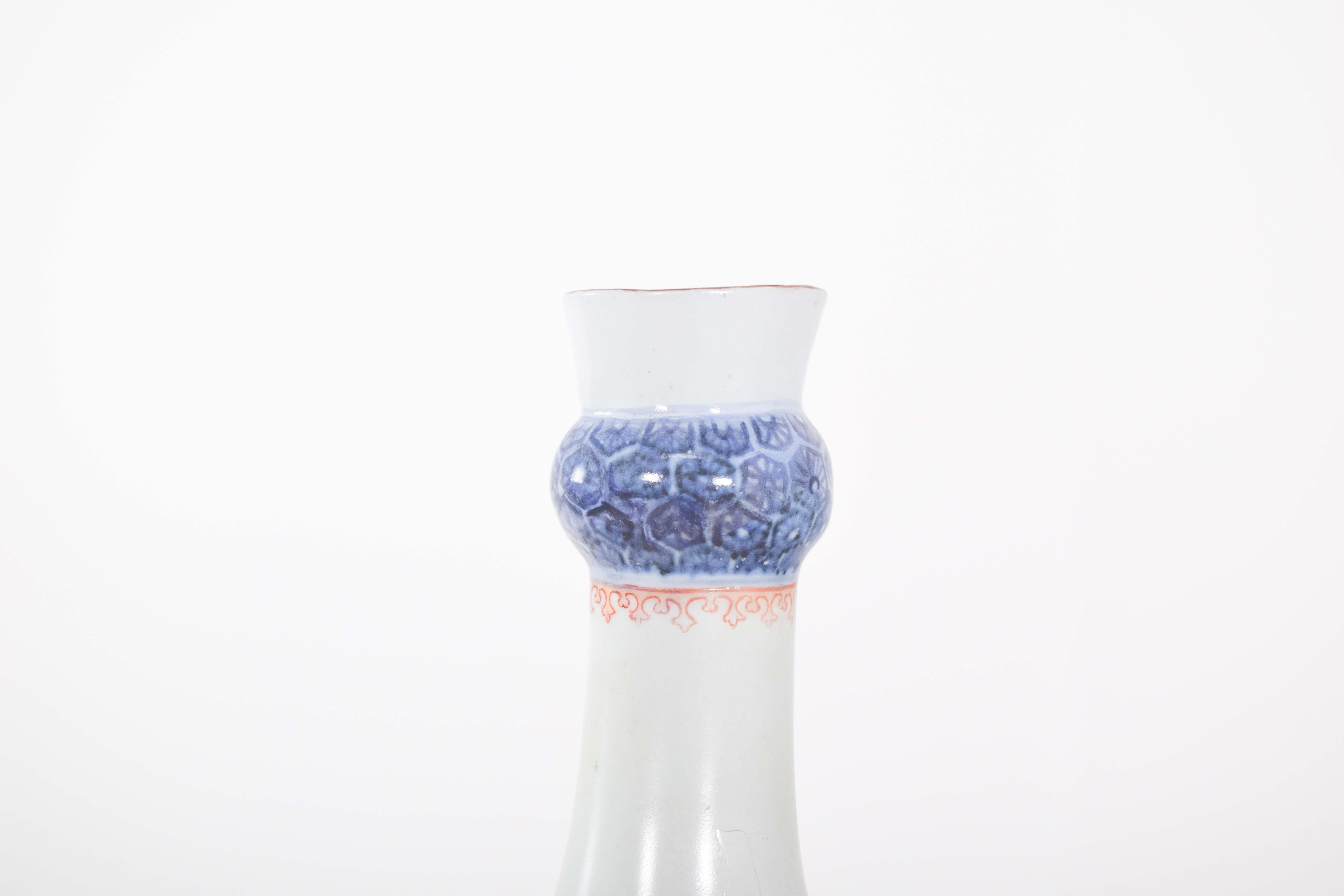 China porcelain bottle for export. Polychrome decoration, with figures in scenes from everyday life, flowers and insects.
Elegant bottle, with a curved body and an elongated, narrow neck, with detailed decoration, depicting a traditional Chinese